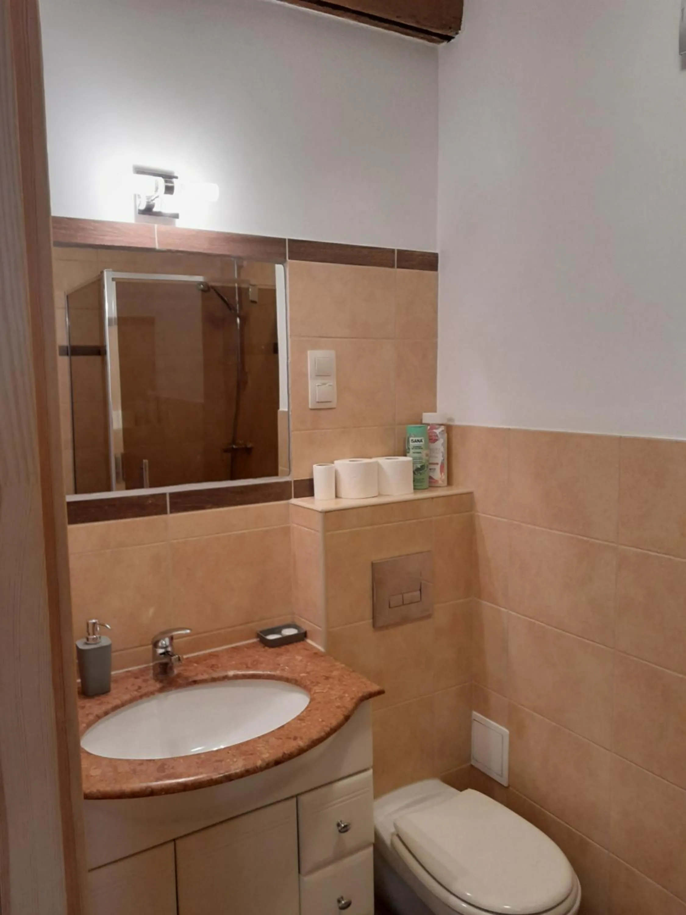 Academus Pub & Guest House