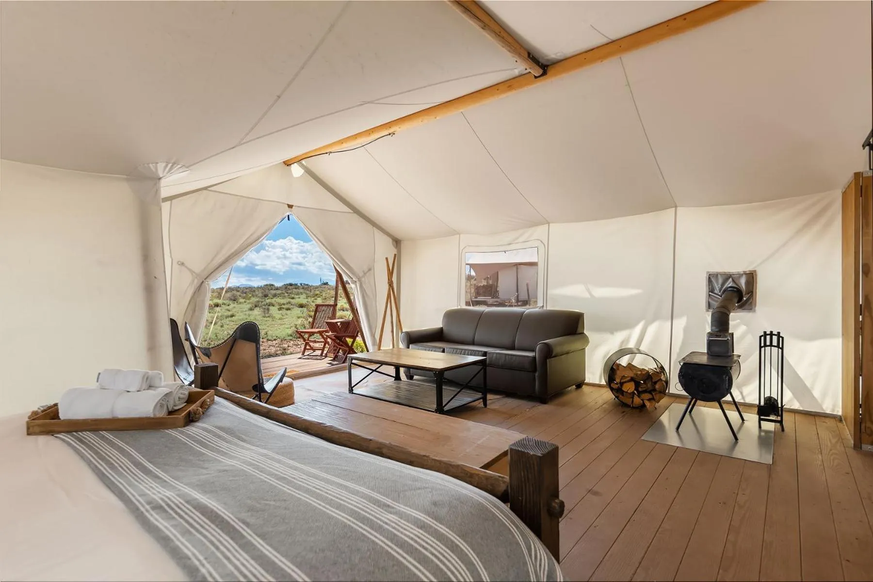 Living room, Bed in Under Canvas Grand Canyon