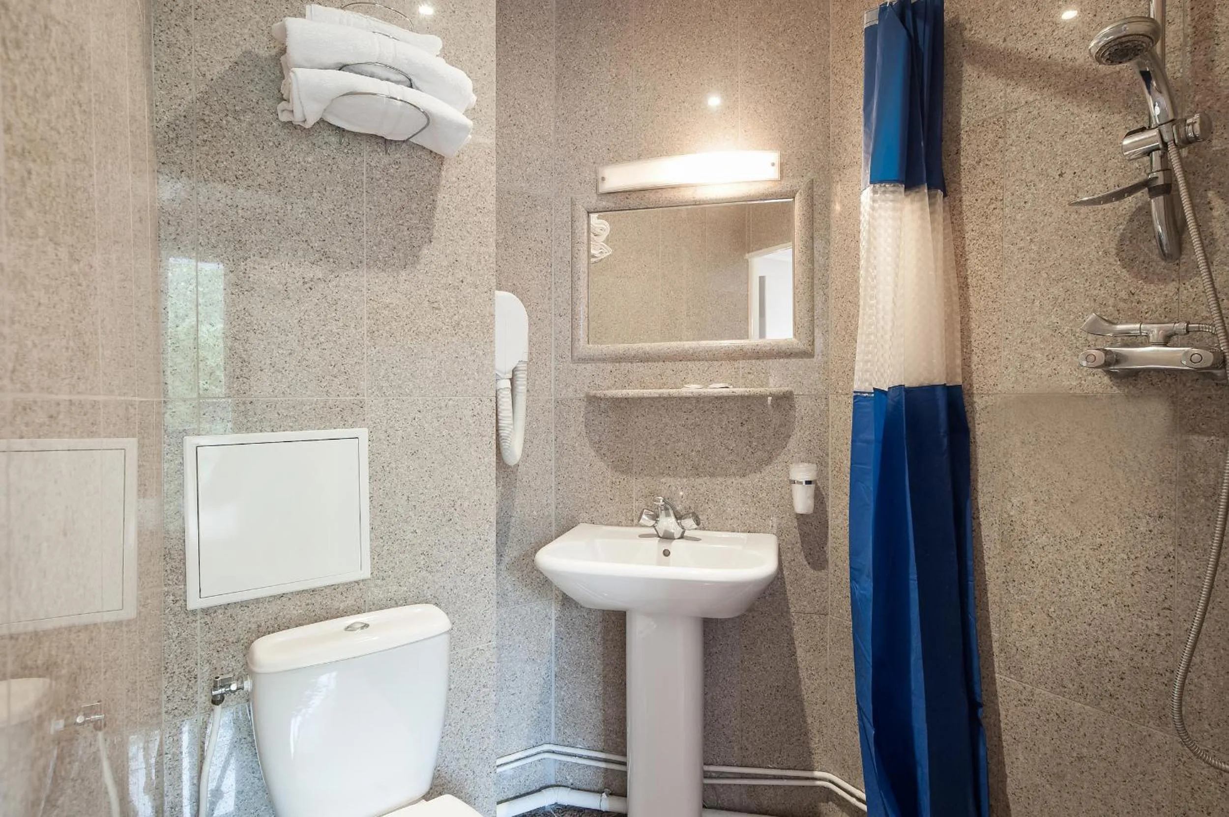 Bathroom in Hotel Americain