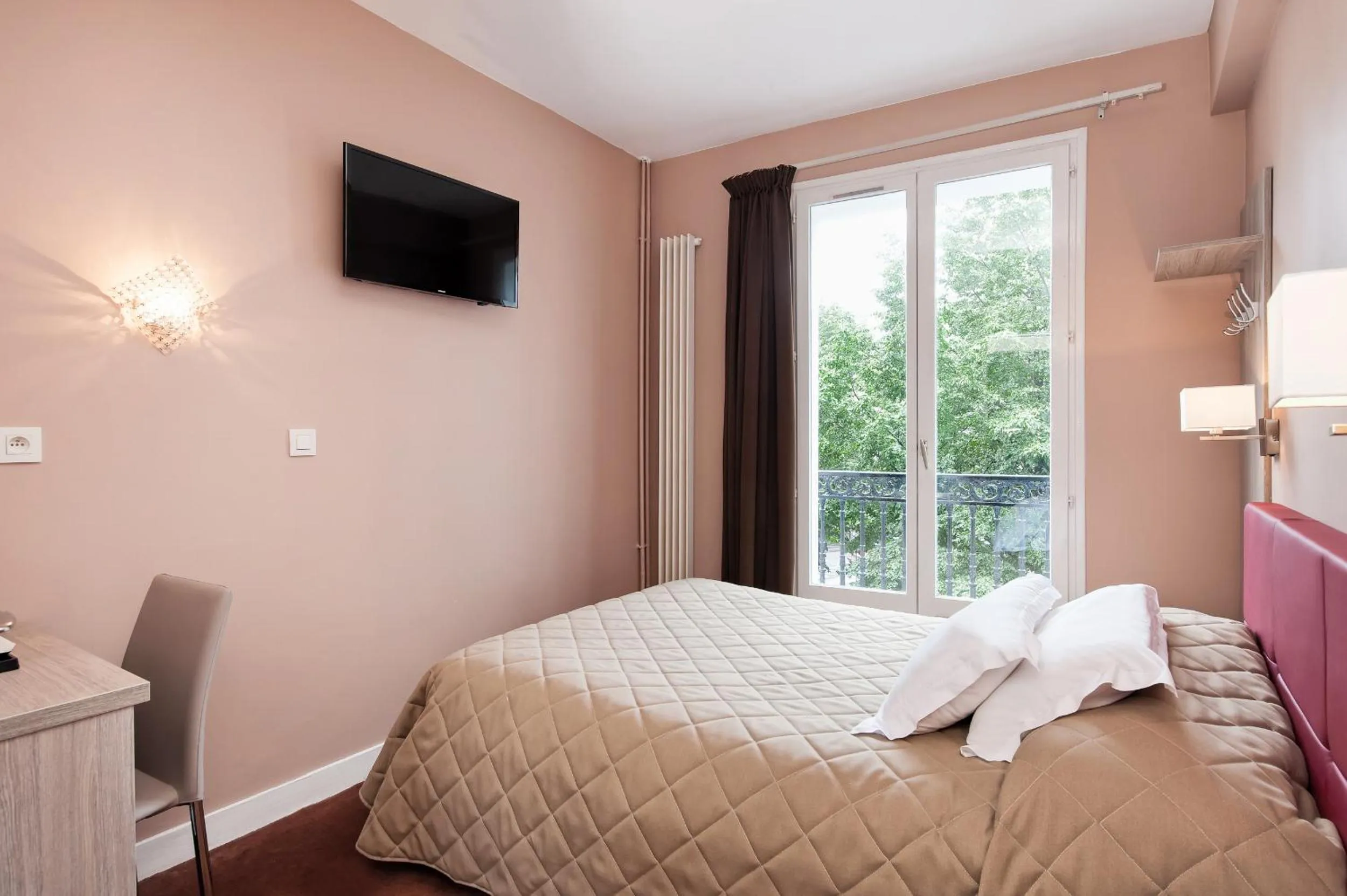 TV and multimedia, Bed in Hotel Americain