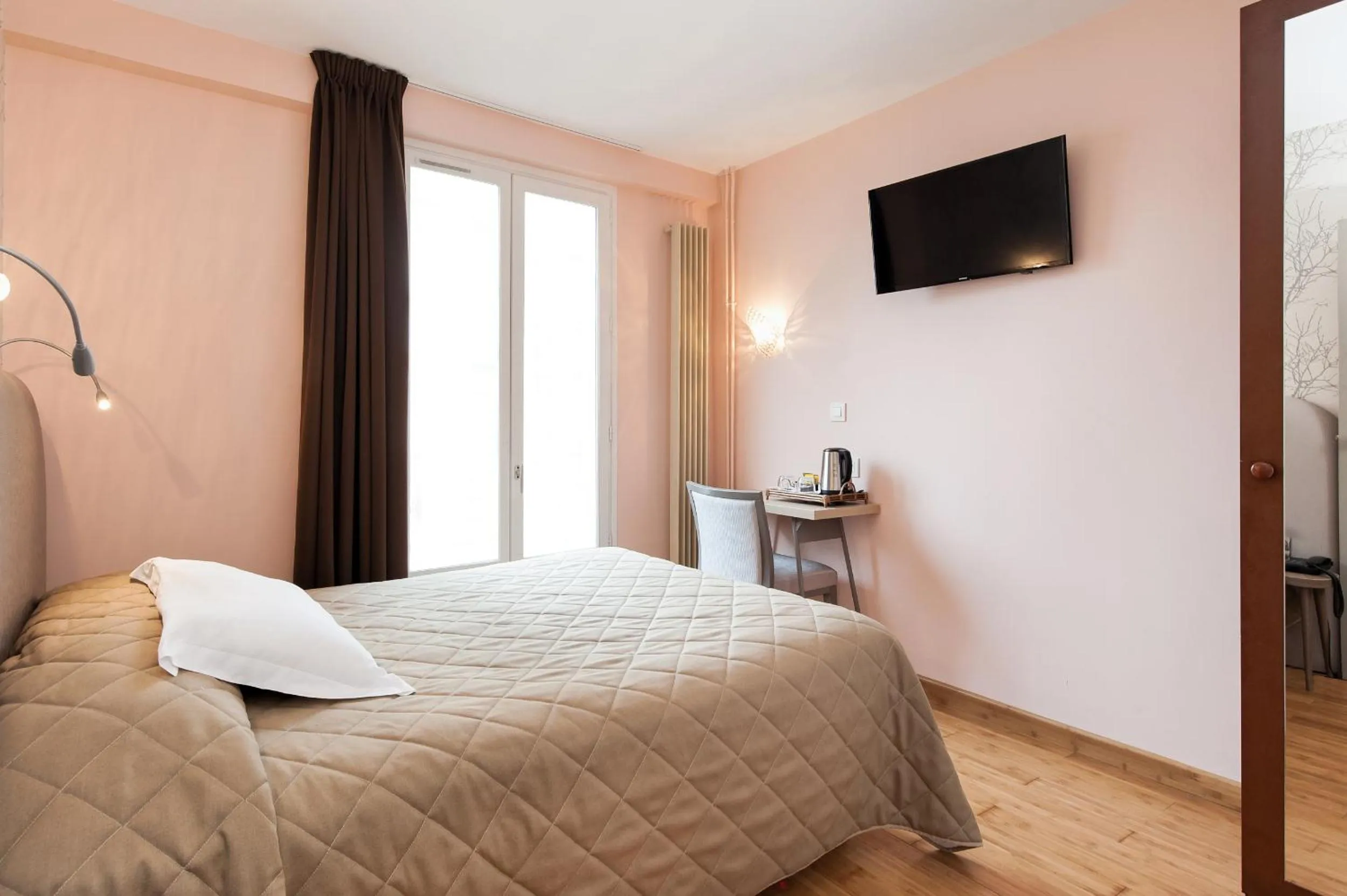 TV and multimedia, Bed in Hotel Americain