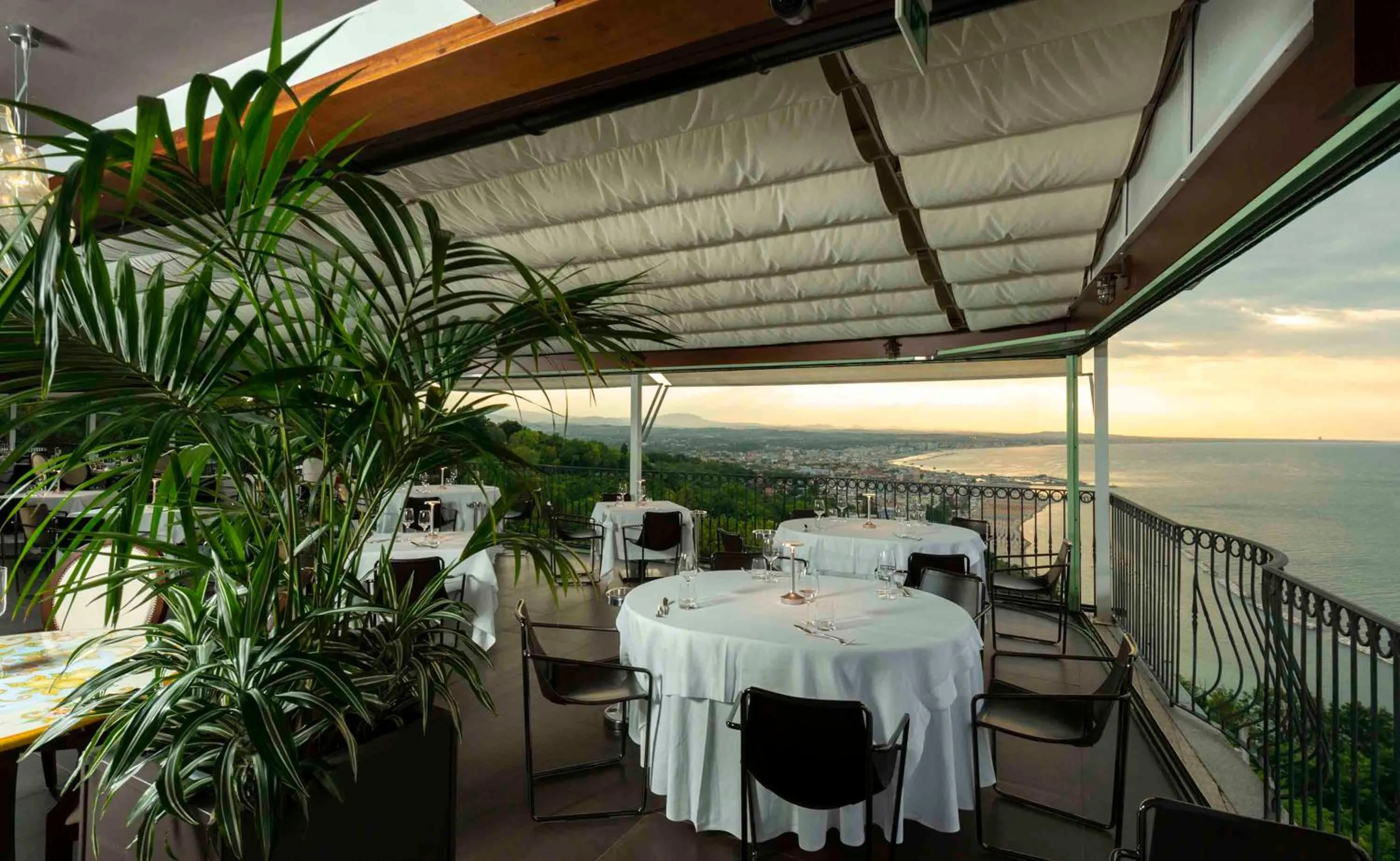Restaurant/places to eat in Hotel Posillipo