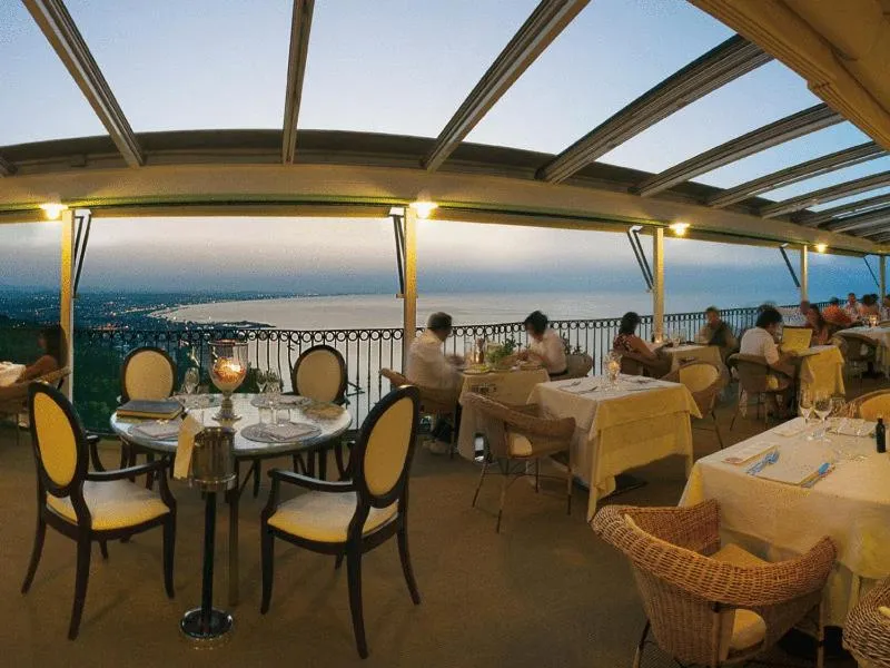 Restaurant/places to eat in Hotel Posillipo