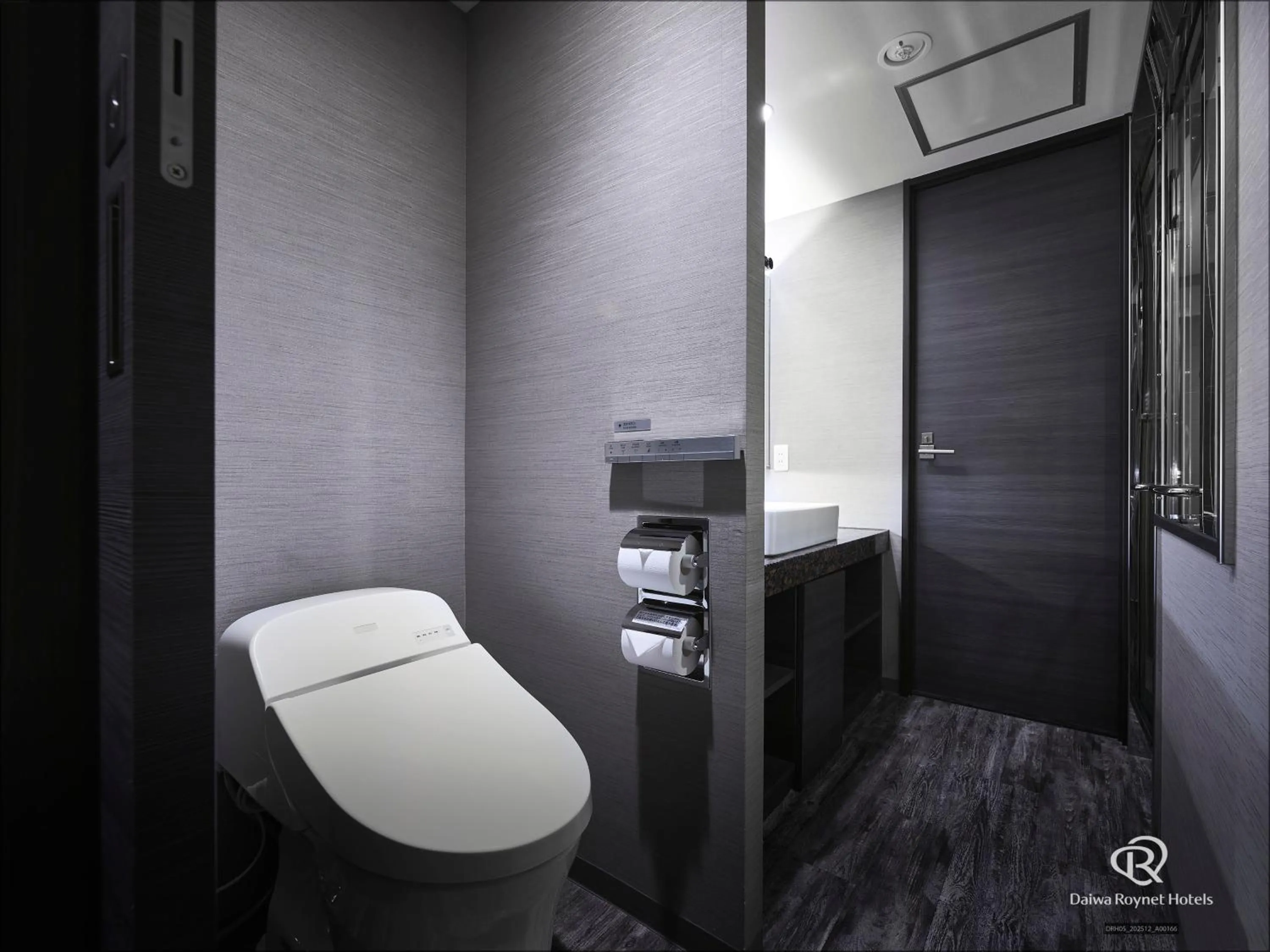 Toilet in Daiwa Roynet Hotel Kyoto Ekimae PREMIER