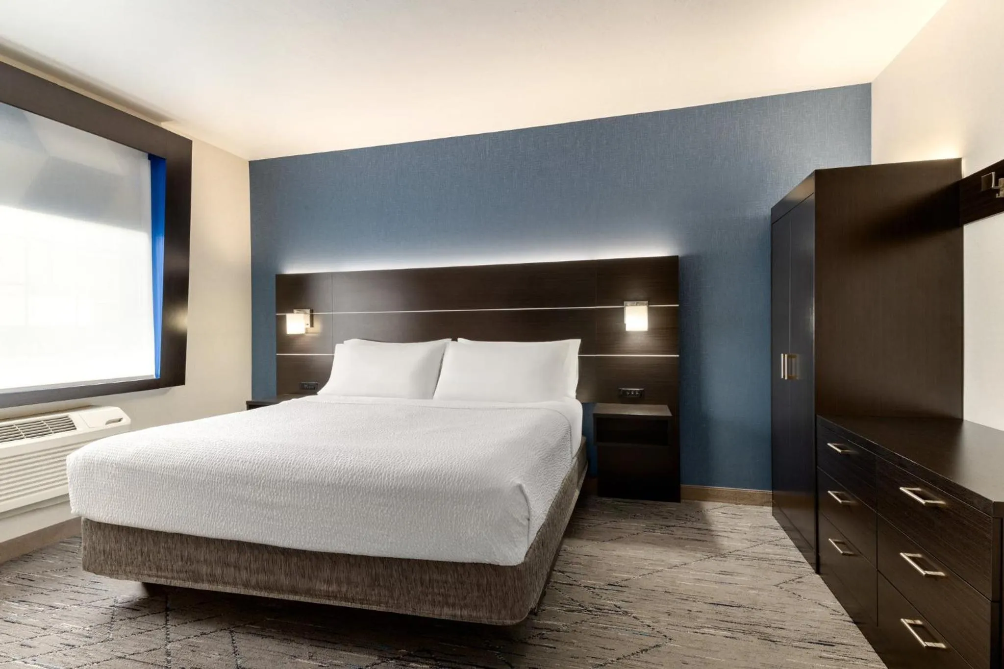 Photo of the whole room, Bed in Holiday Inn Express Hotel & Suites Eugene Downtown - University by IHG