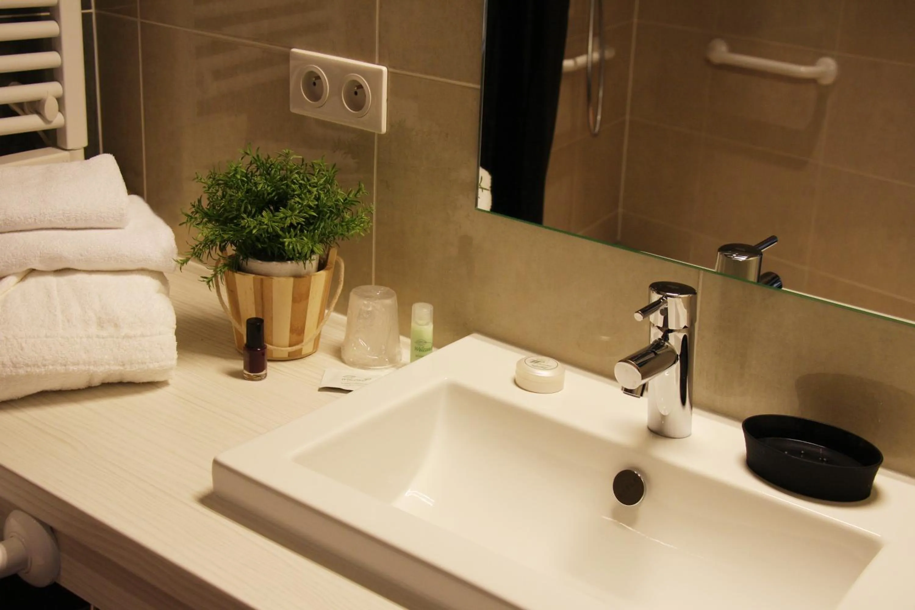 Bathroom in Hôtel Restaurant Les Alizés