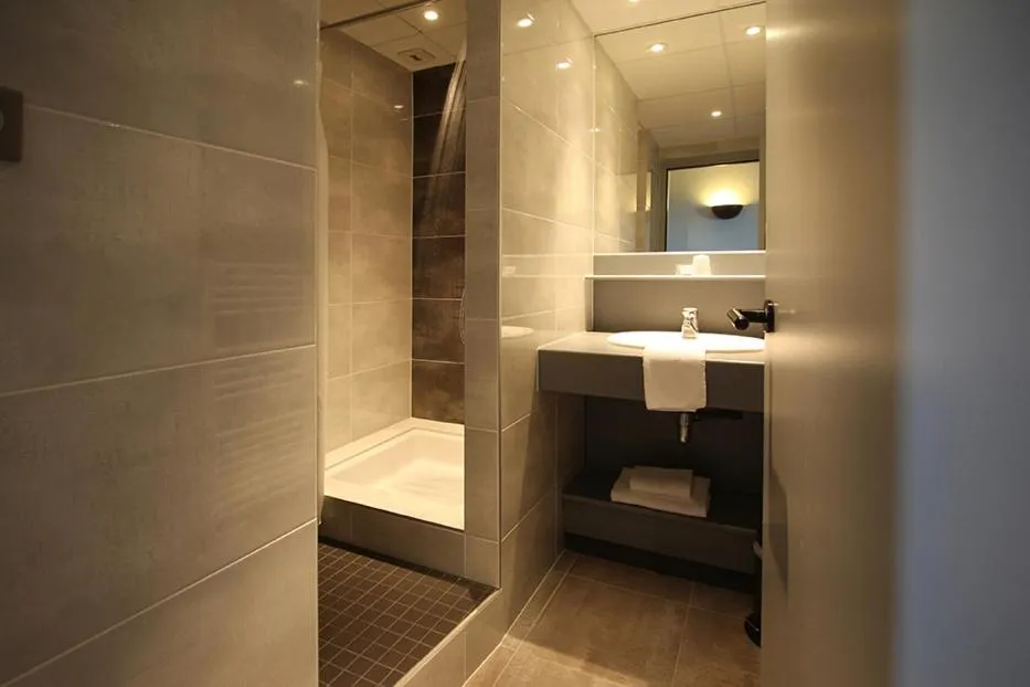 Shower in Hôtel Restaurant Les Alizés