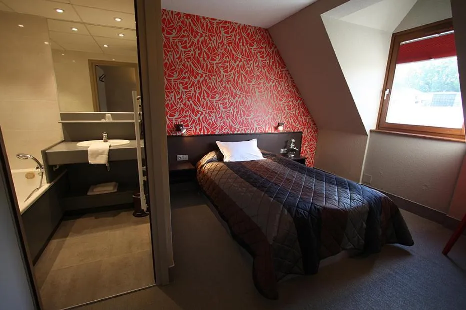 Bathroom, Bed in Hôtel Restaurant Les Alizés