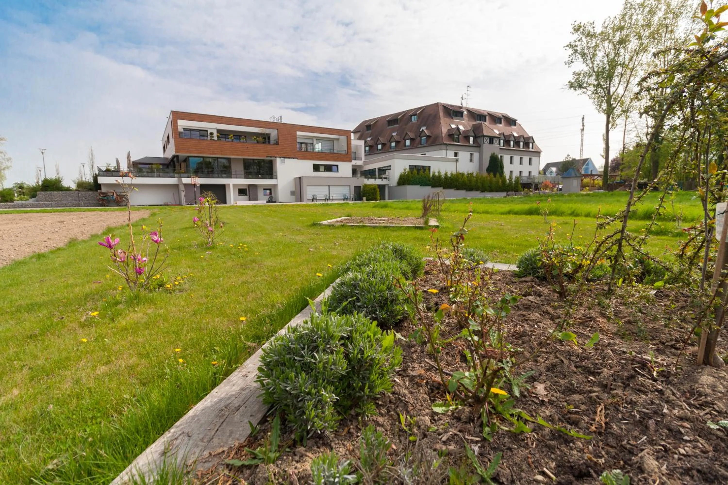 Property building in Hôtel Restaurant Les Alizés