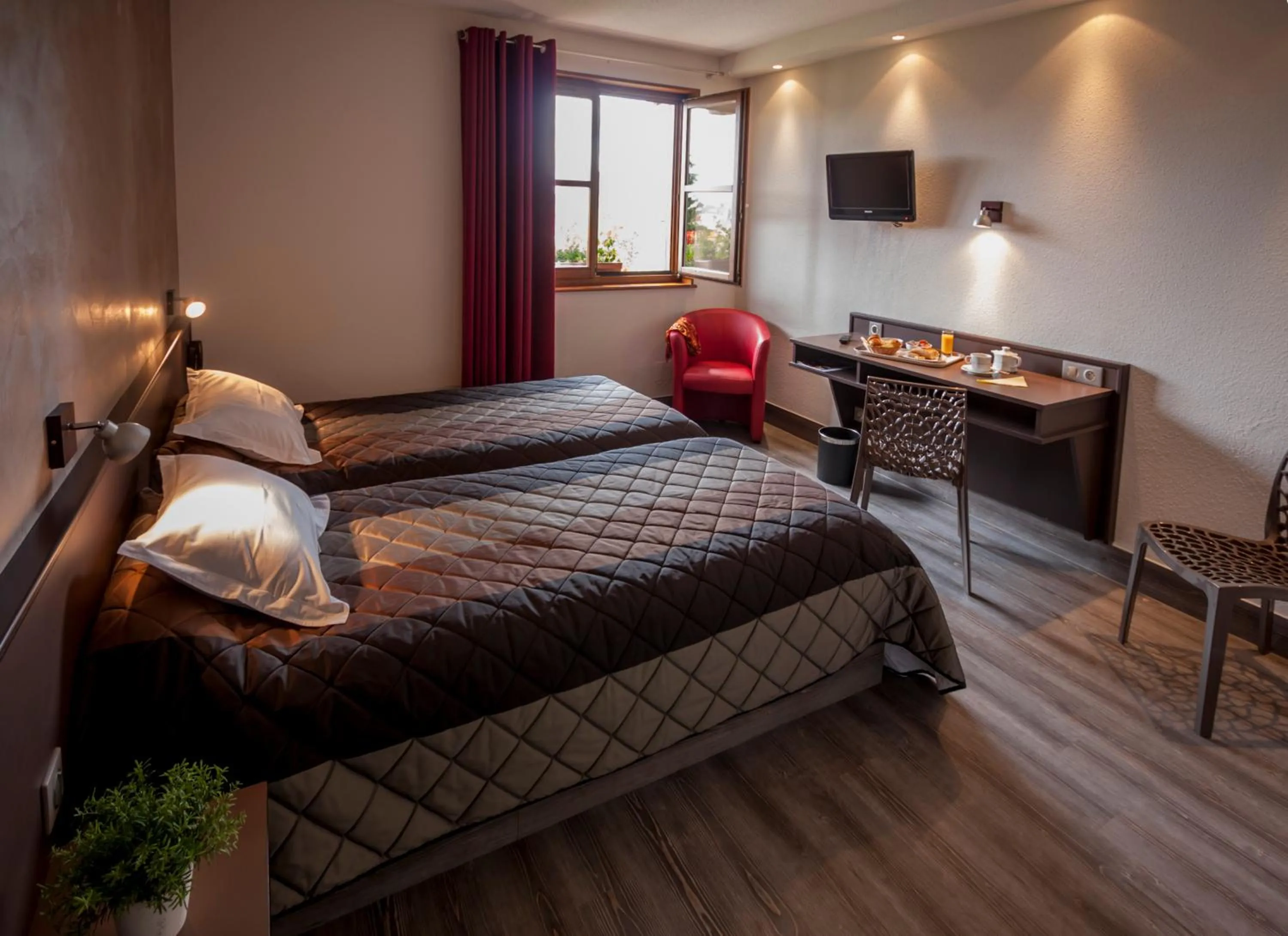 Photo of the whole room, Bed in Hôtel Restaurant Les Alizés