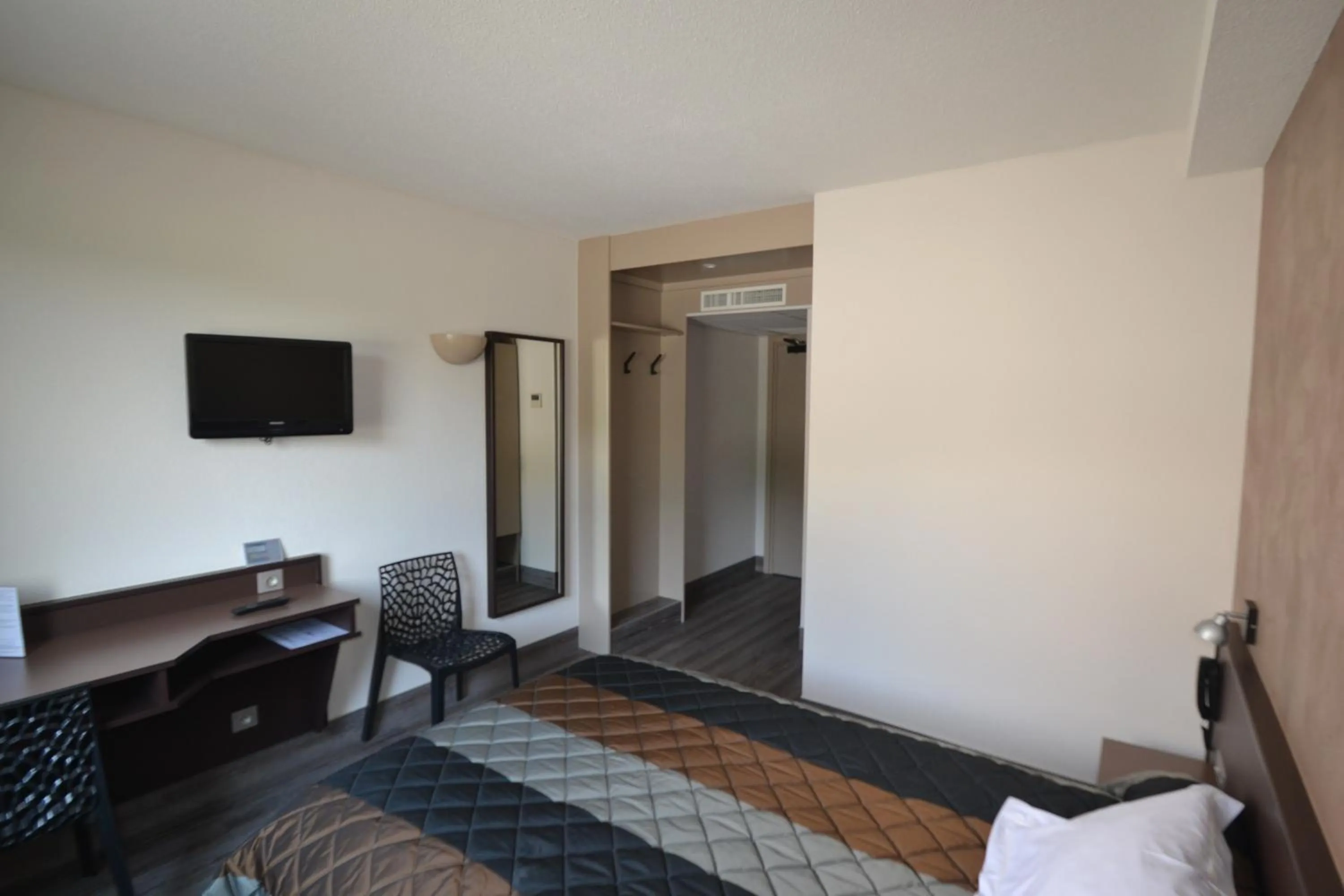 Photo of the whole room, Bed in Hôtel Restaurant Les Alizés