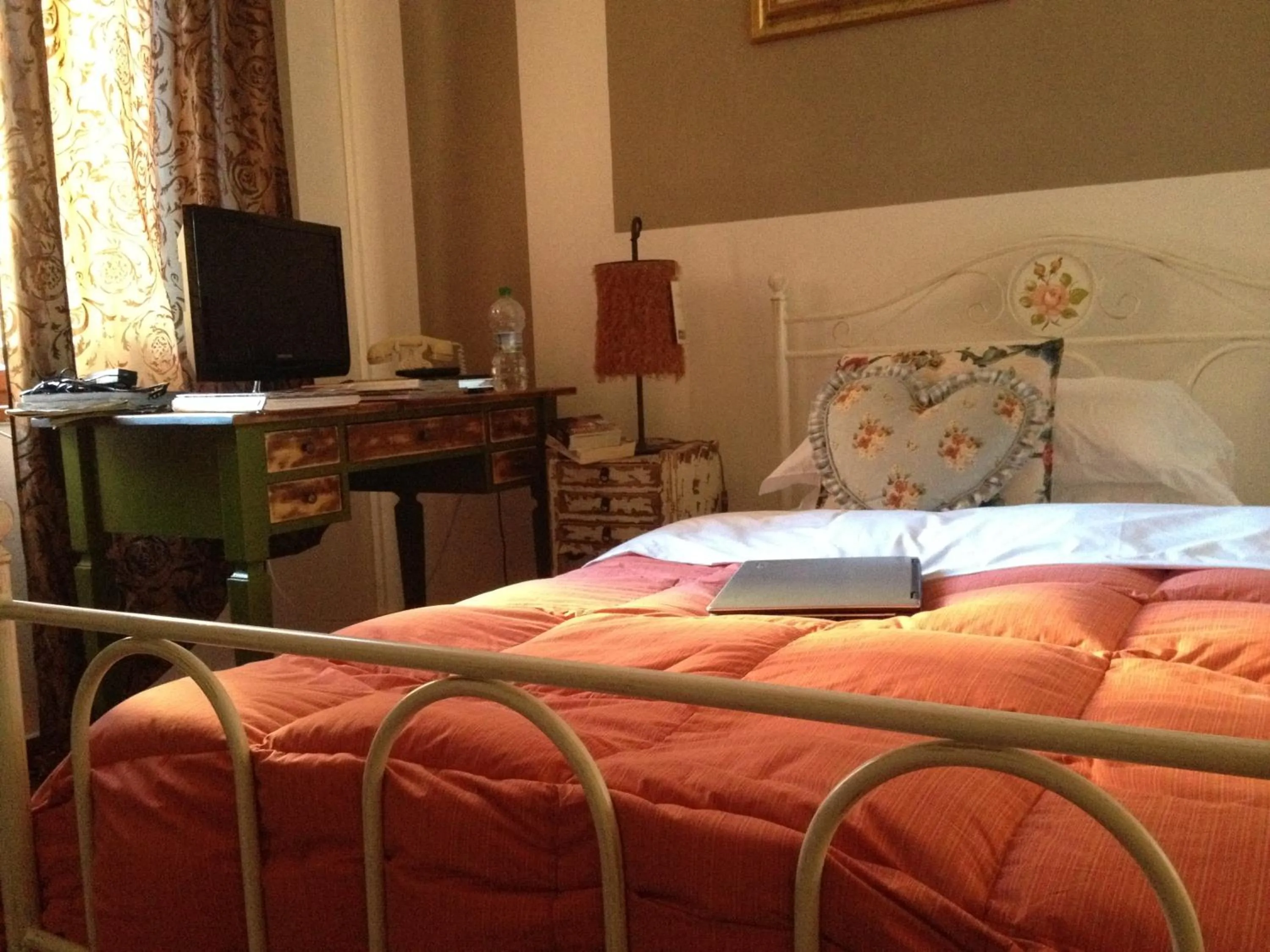 Bed in Hotel Mignon