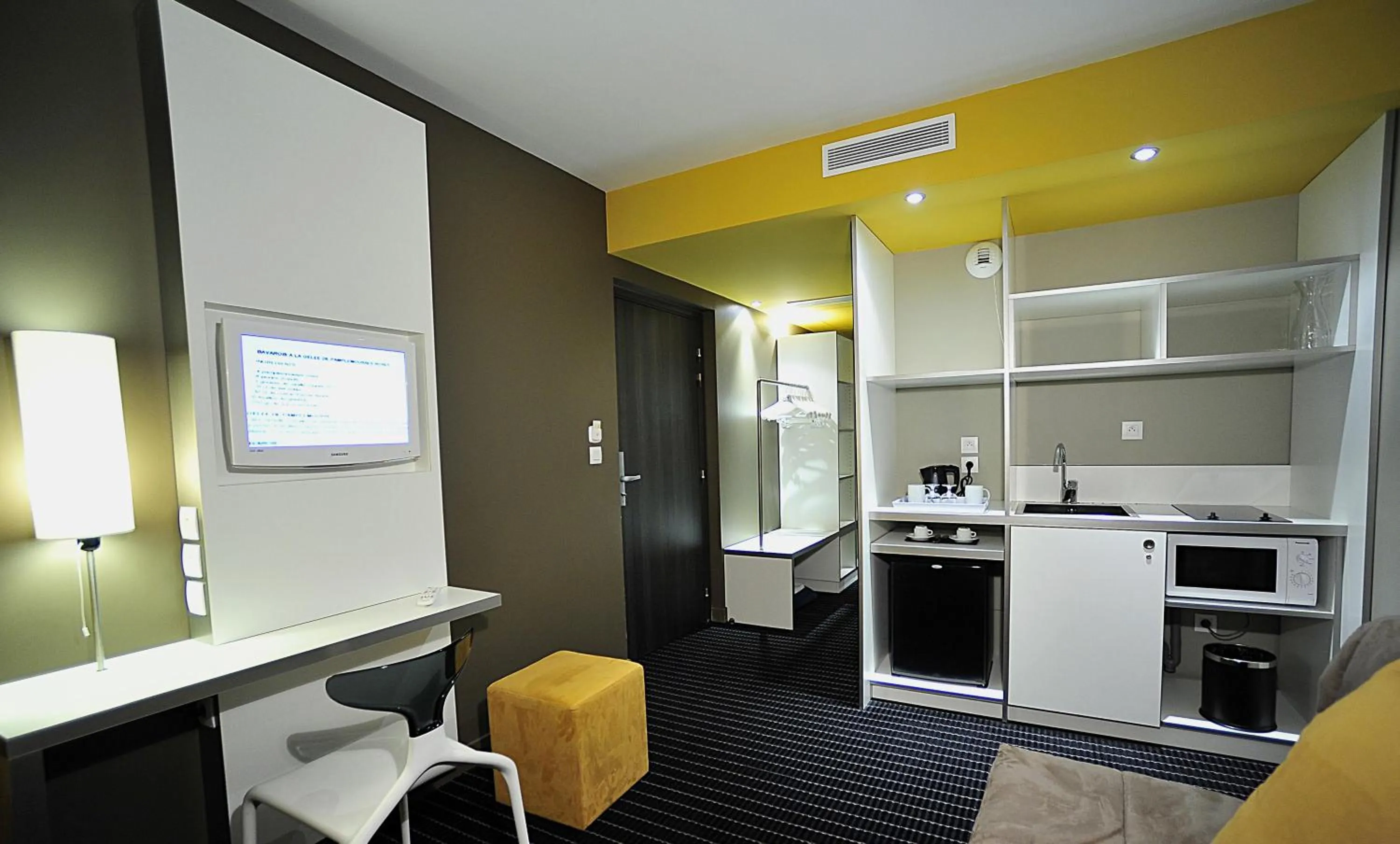 Kitchen or kitchenette in B&B HOME Lyon Centre Berthelot