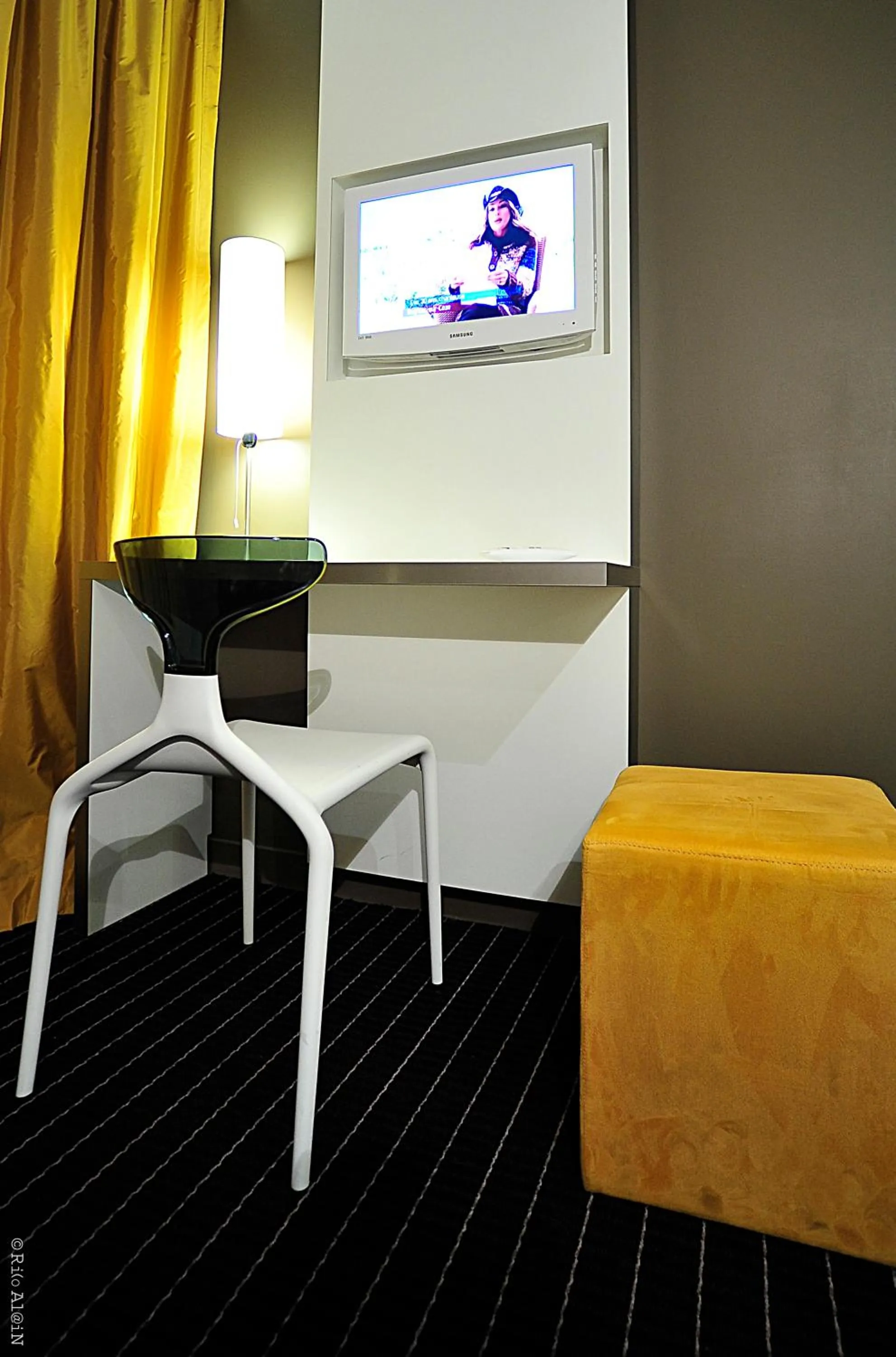 TV and multimedia in B&B HOME Lyon Centre Berthelot