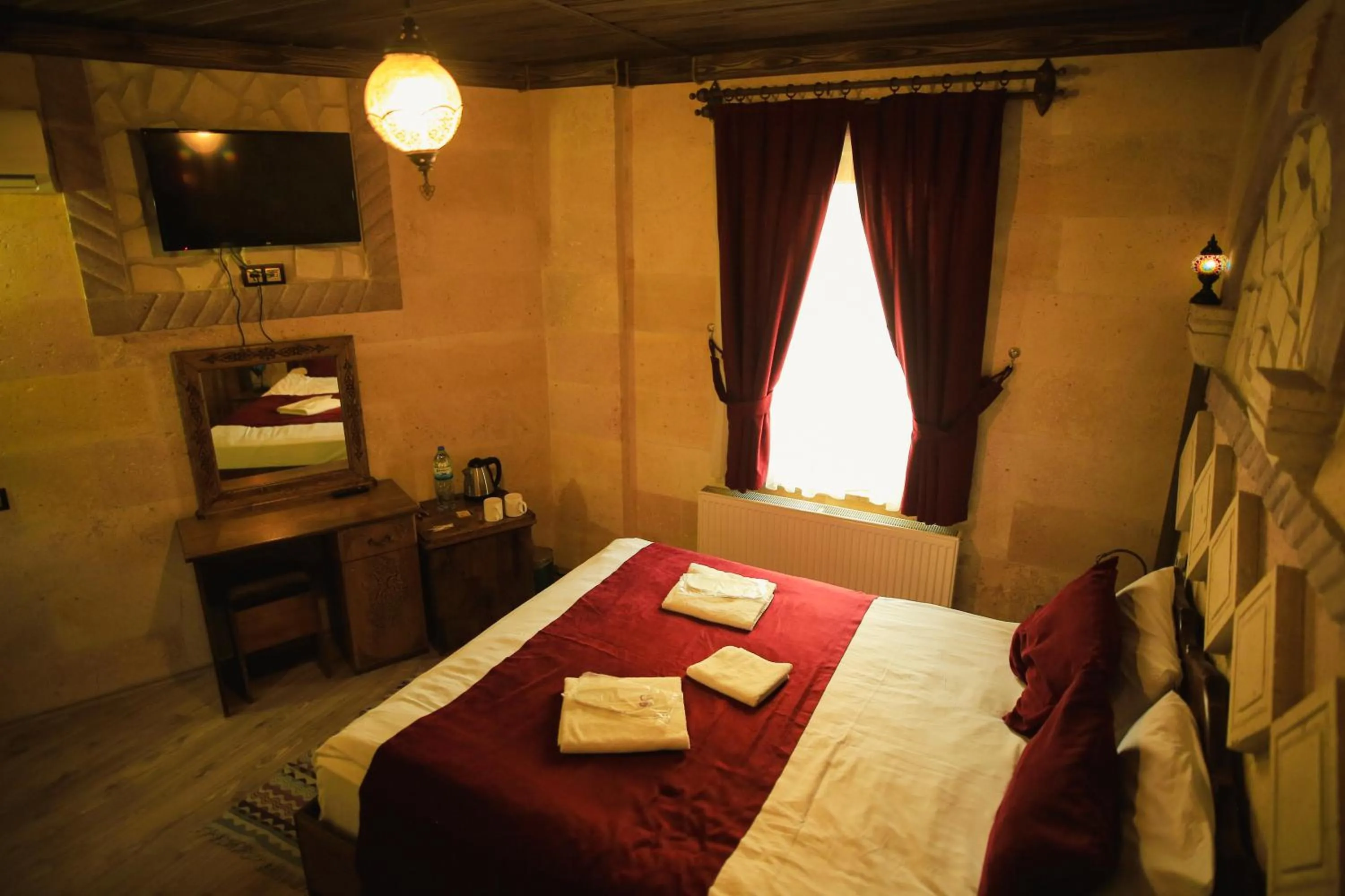 Photo of the whole room, Bed in Peace Stone House