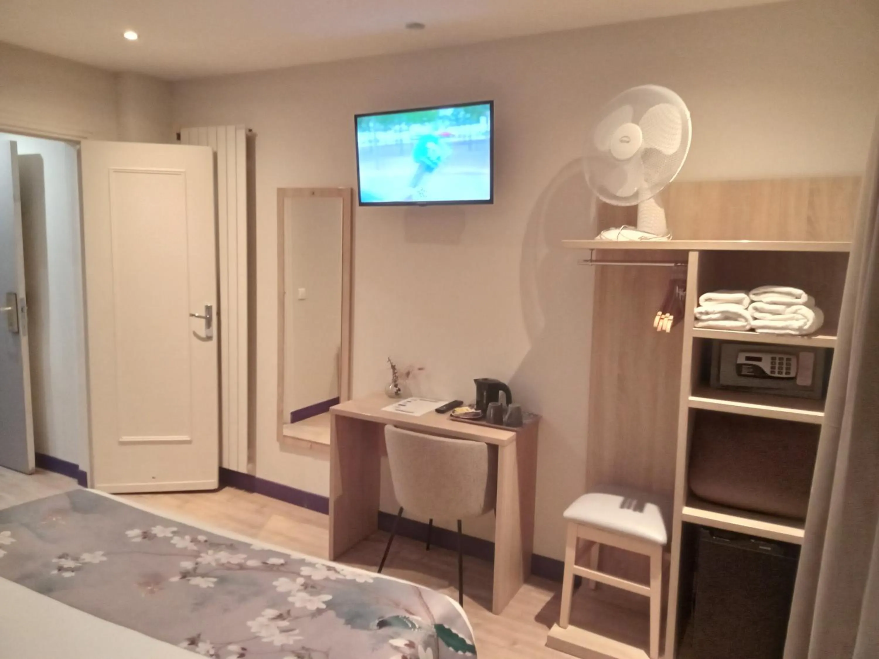 Bed in Hotel Modern Est