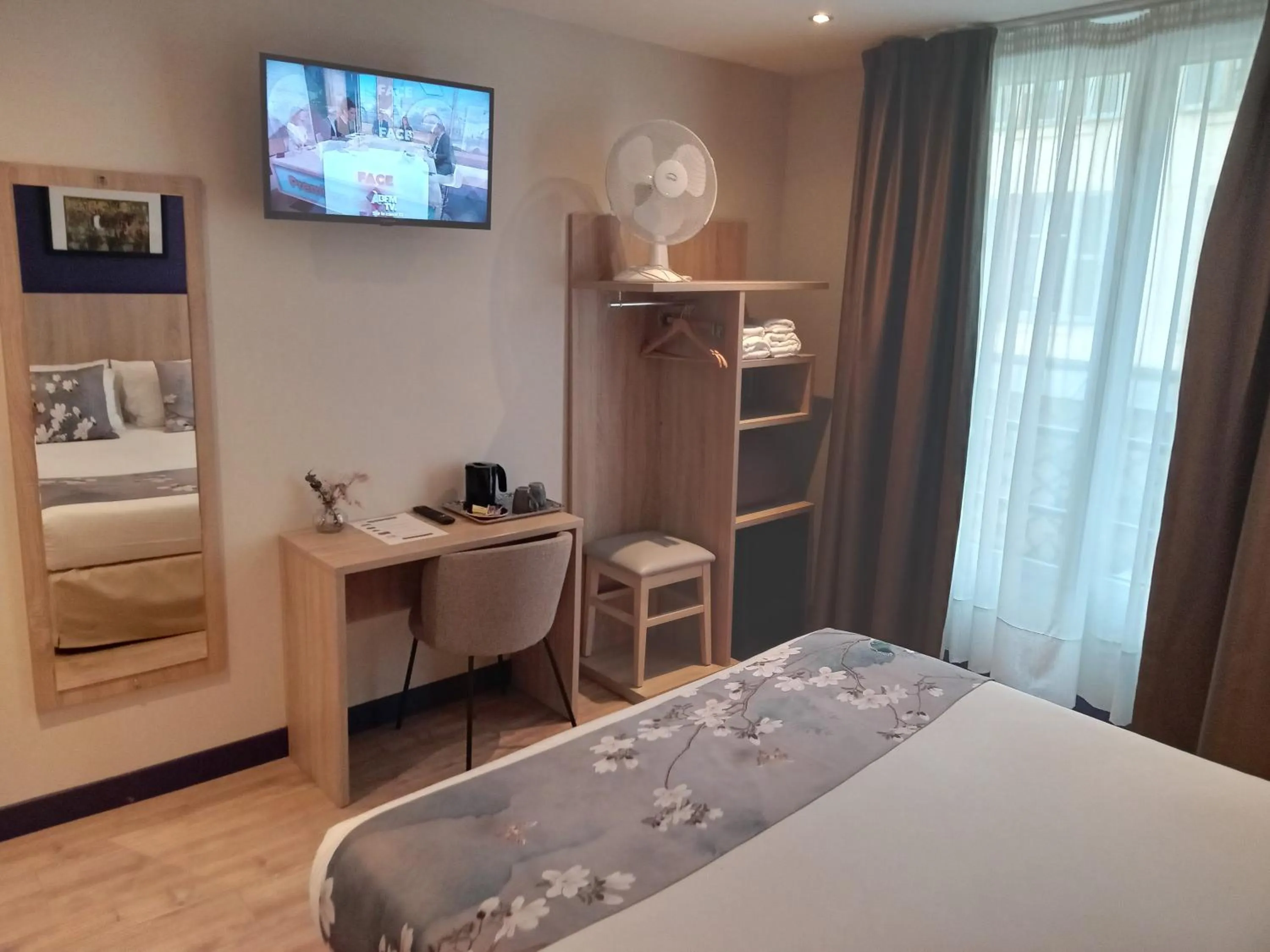 Bed in Hotel Modern Est