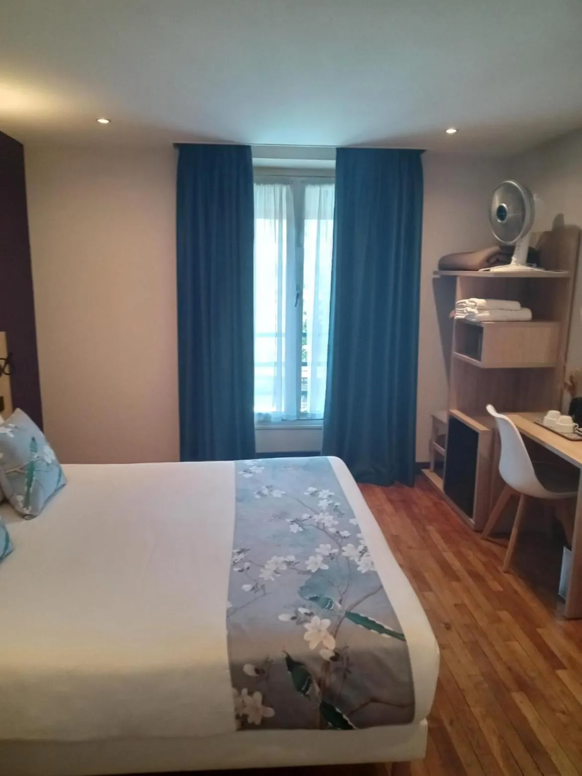 Bed in Hotel Modern Est