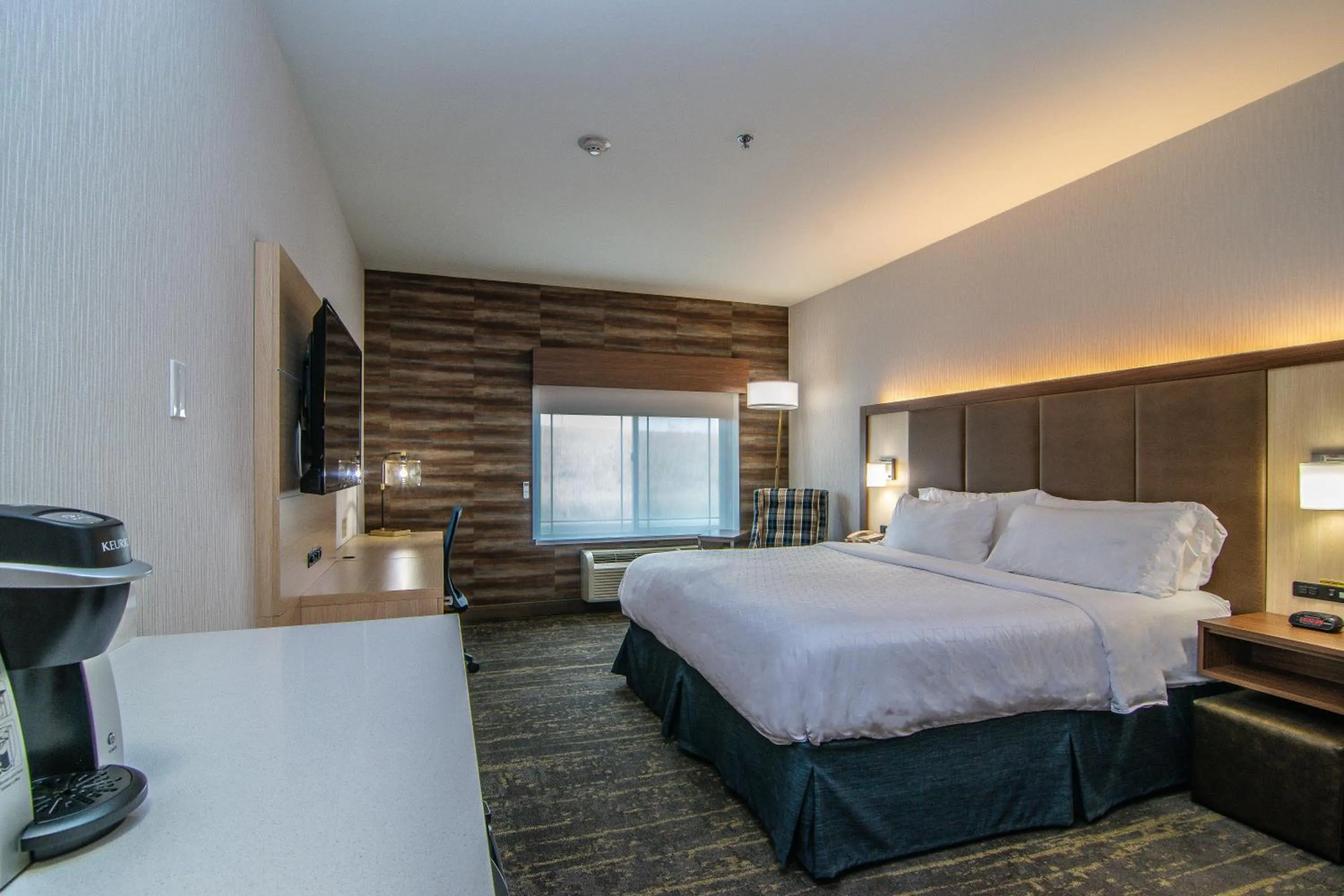 Photo of the whole room, Bed in Holiday Inn Express Hotel & Suites Kalispell by IHG