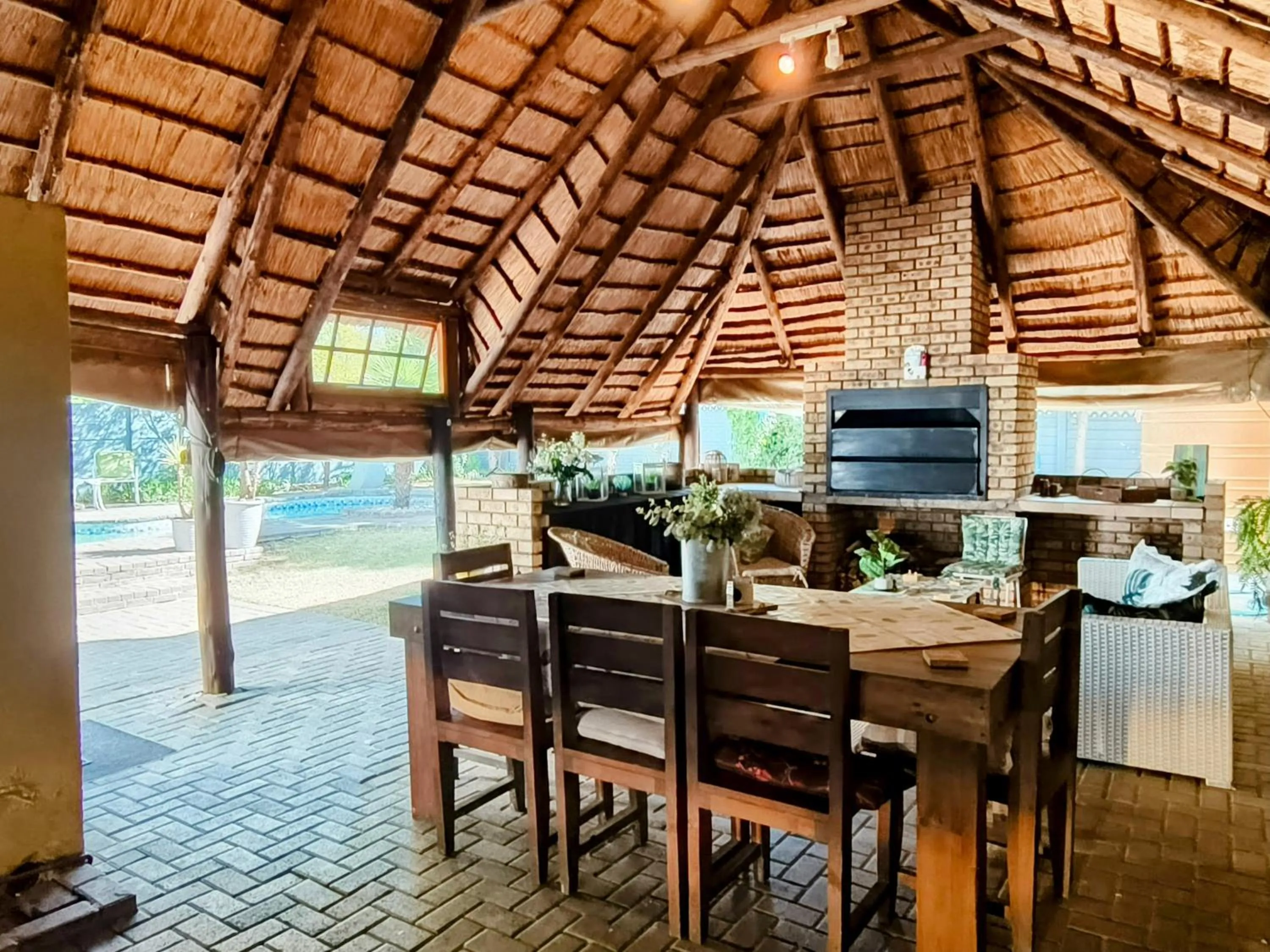 Communal lounge/ TV room in La Bohéme Gastehuis