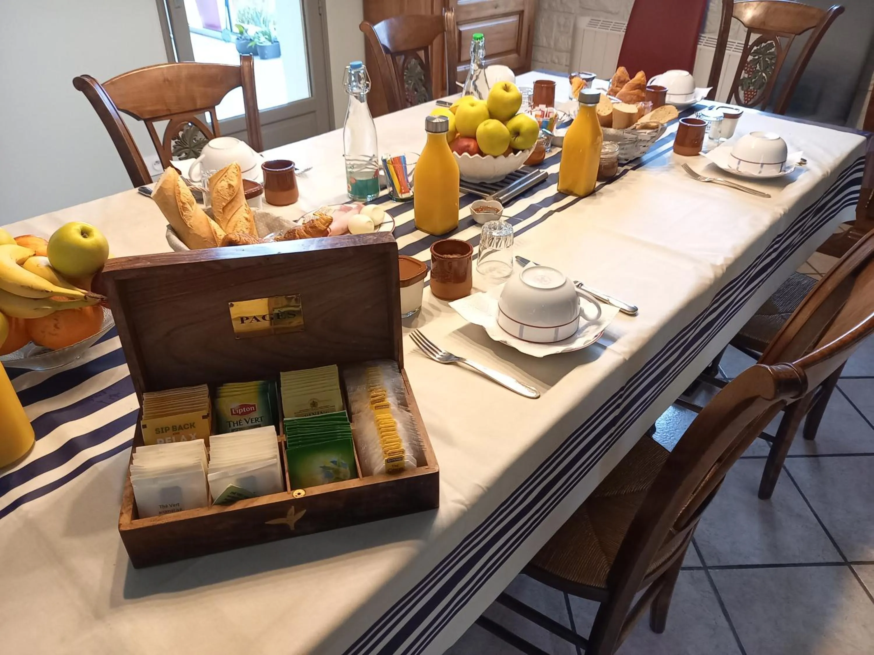 Continental breakfast in Villa Goxoki avec piscine Saint Jean Pied de Port