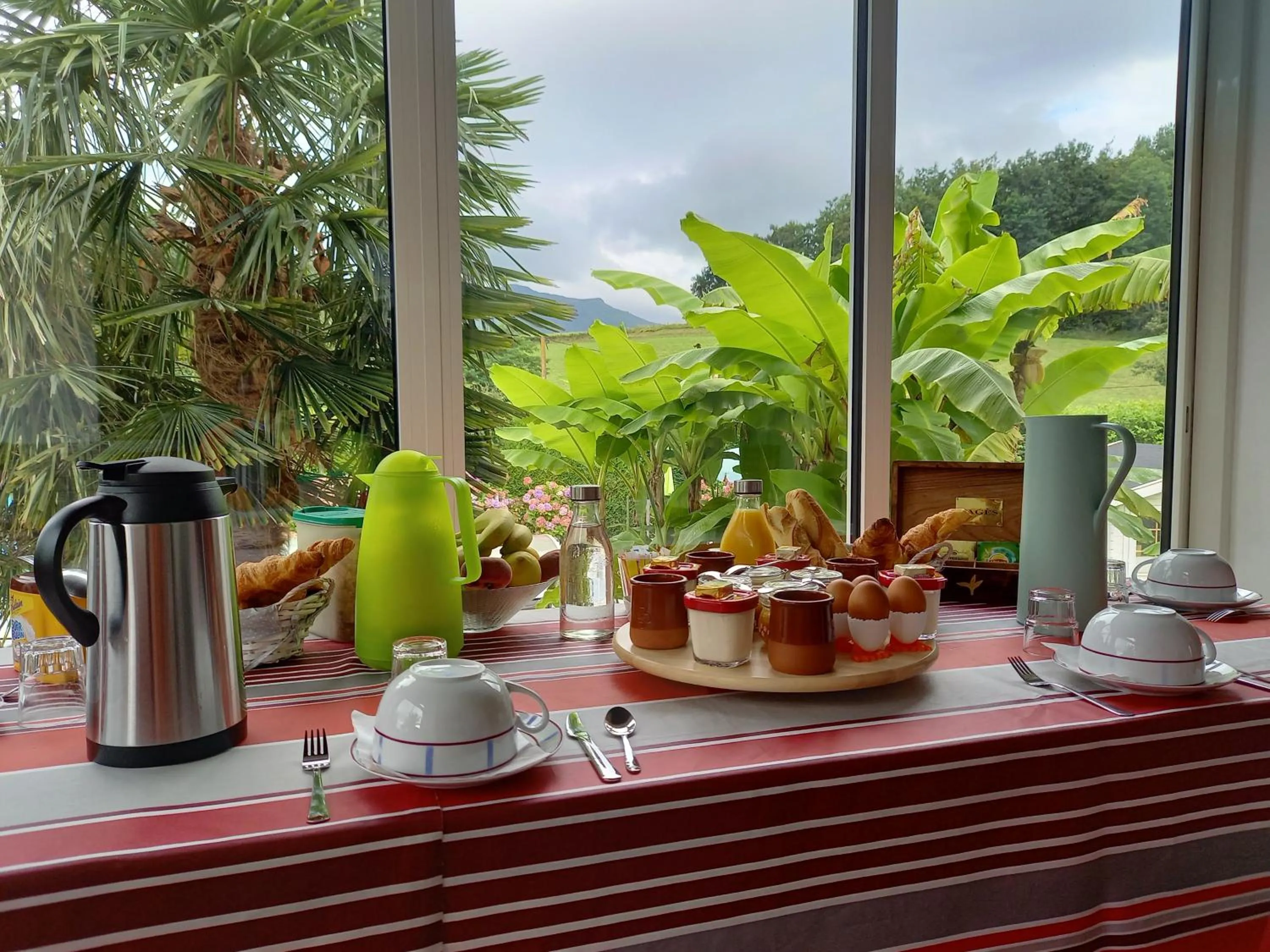 Continental breakfast in Villa Goxoki avec piscine Saint Jean Pied de Port