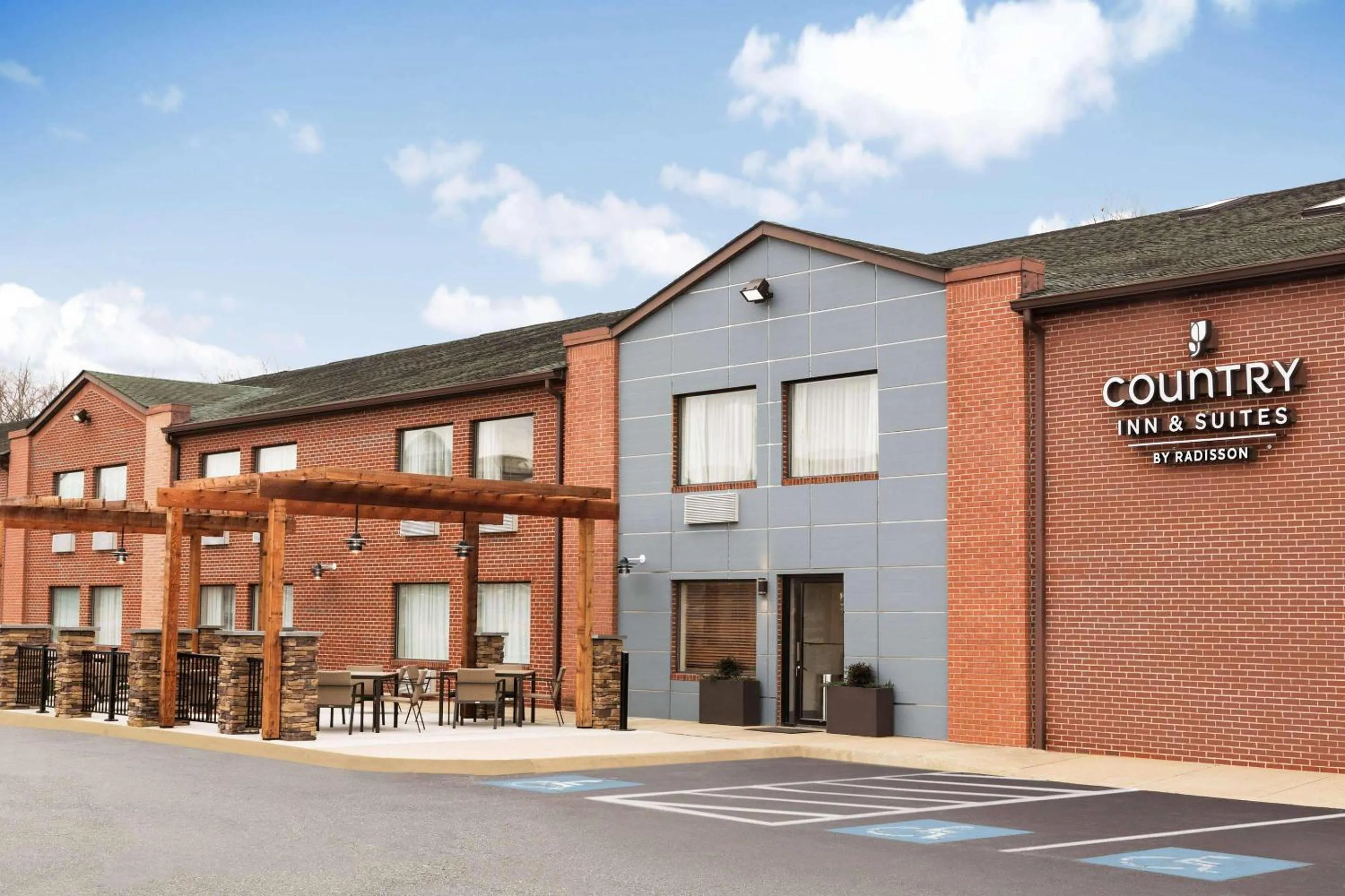Property building in Country Inn & Suites by Radisson, Dahlgren-King George, VA