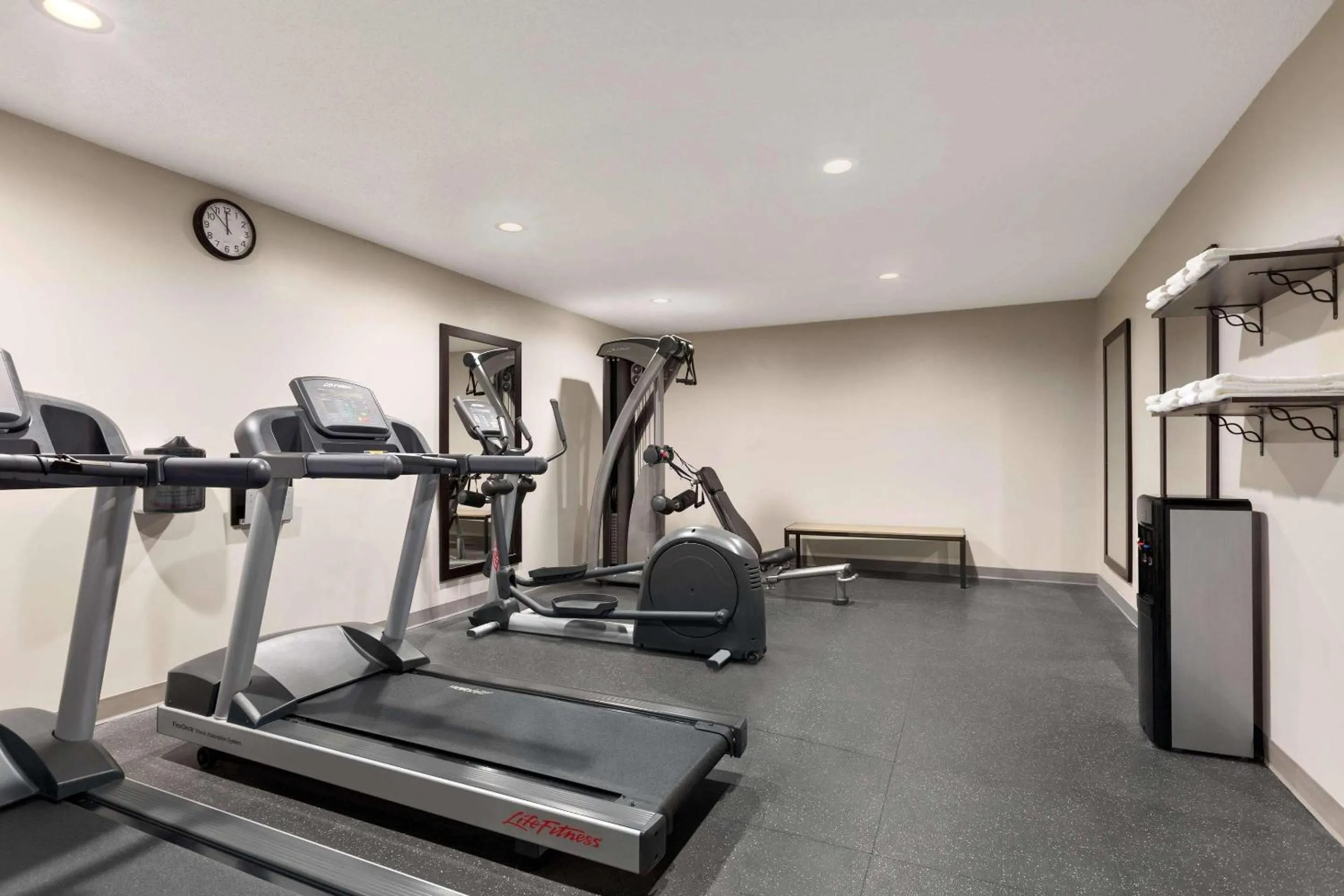 Fitness centre/facilities in Country Inn & Suites by Radisson, Dahlgren-King George, VA