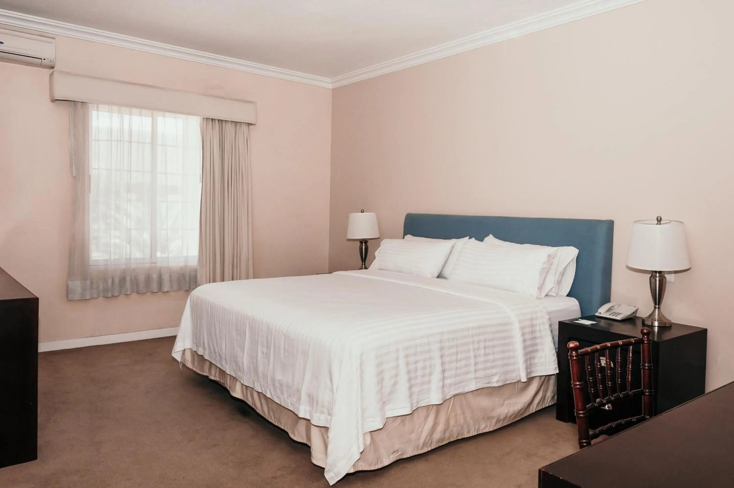 Photo of the whole room, Bed in Holiday Inn Durango by IHG