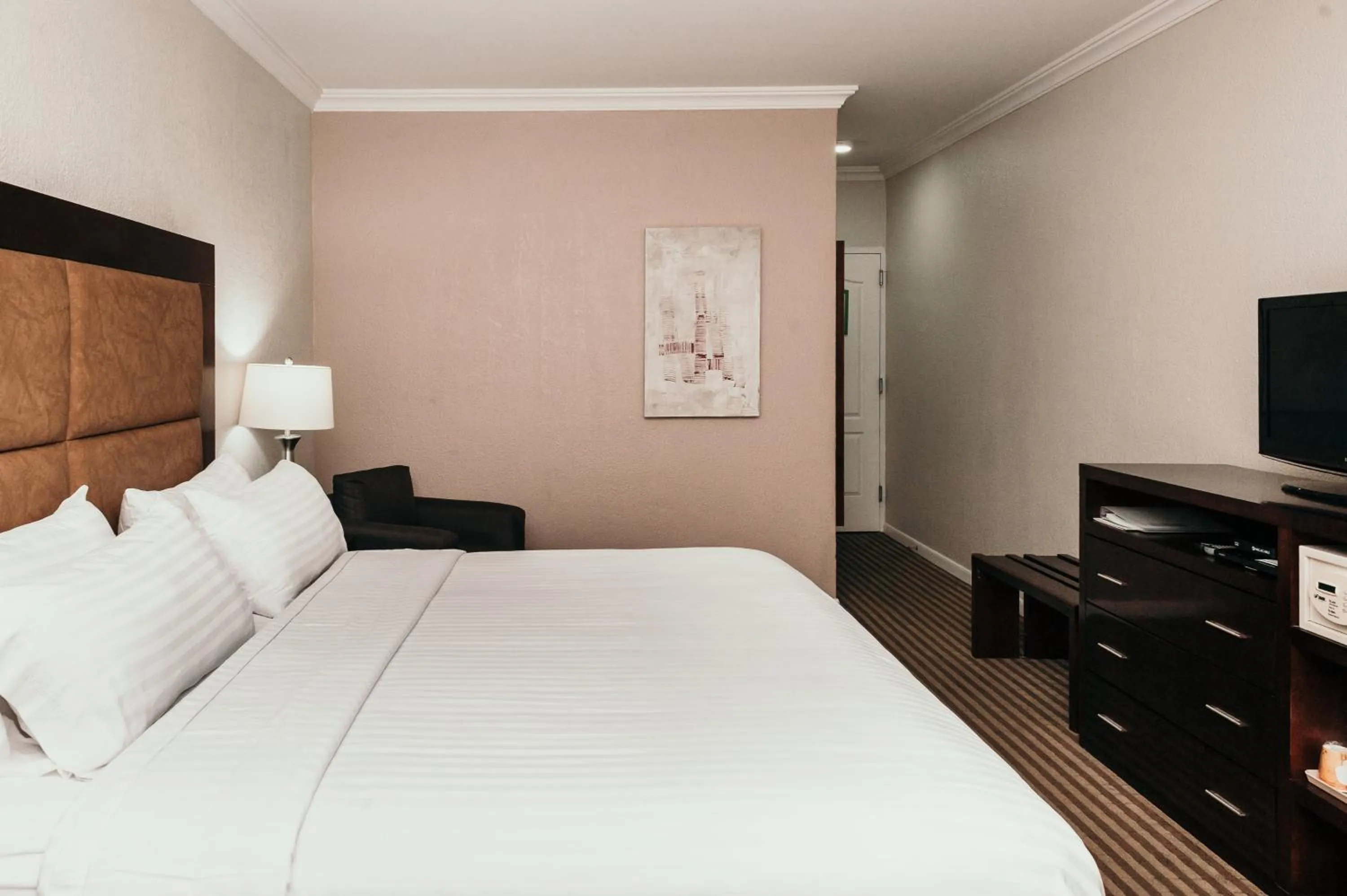 Photo of the whole room, Bed in Holiday Inn Durango by IHG