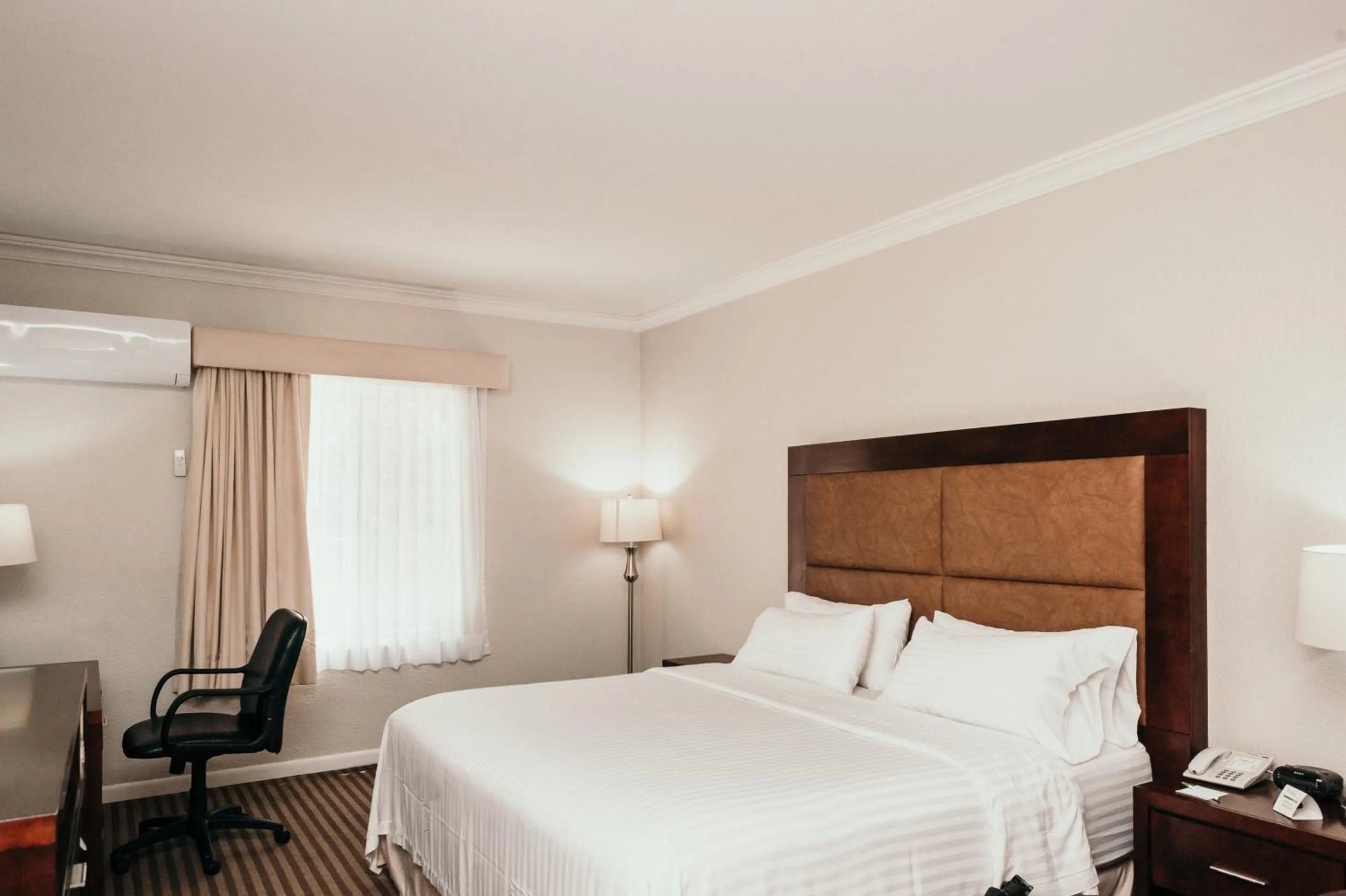 Photo of the whole room, Bed in Holiday Inn Durango by IHG