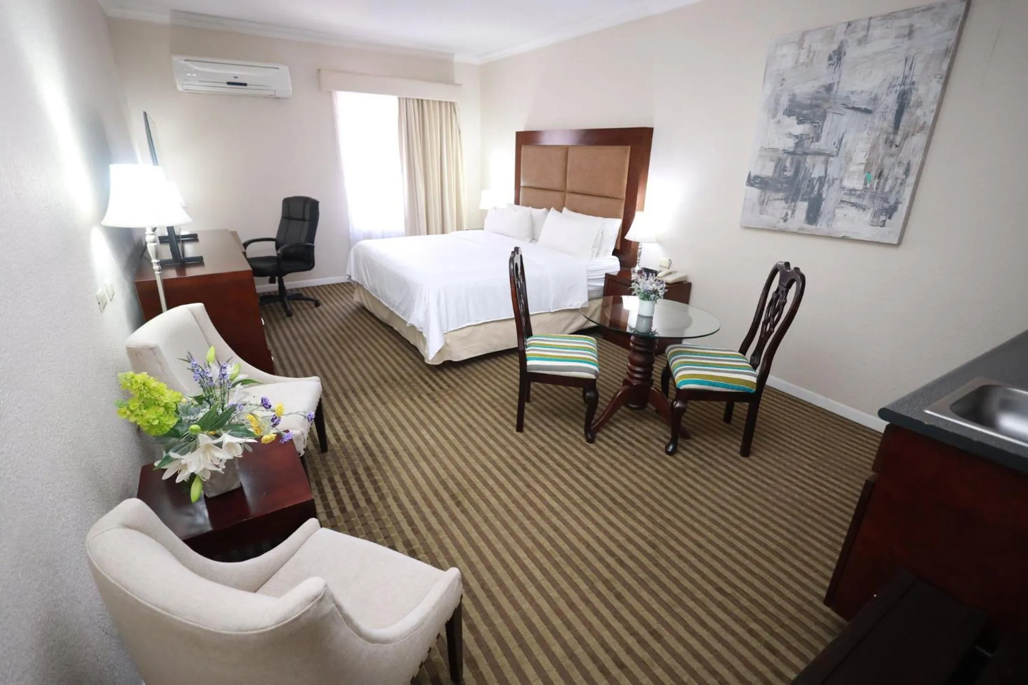 Photo of the whole room, Bed in Holiday Inn Durango by IHG