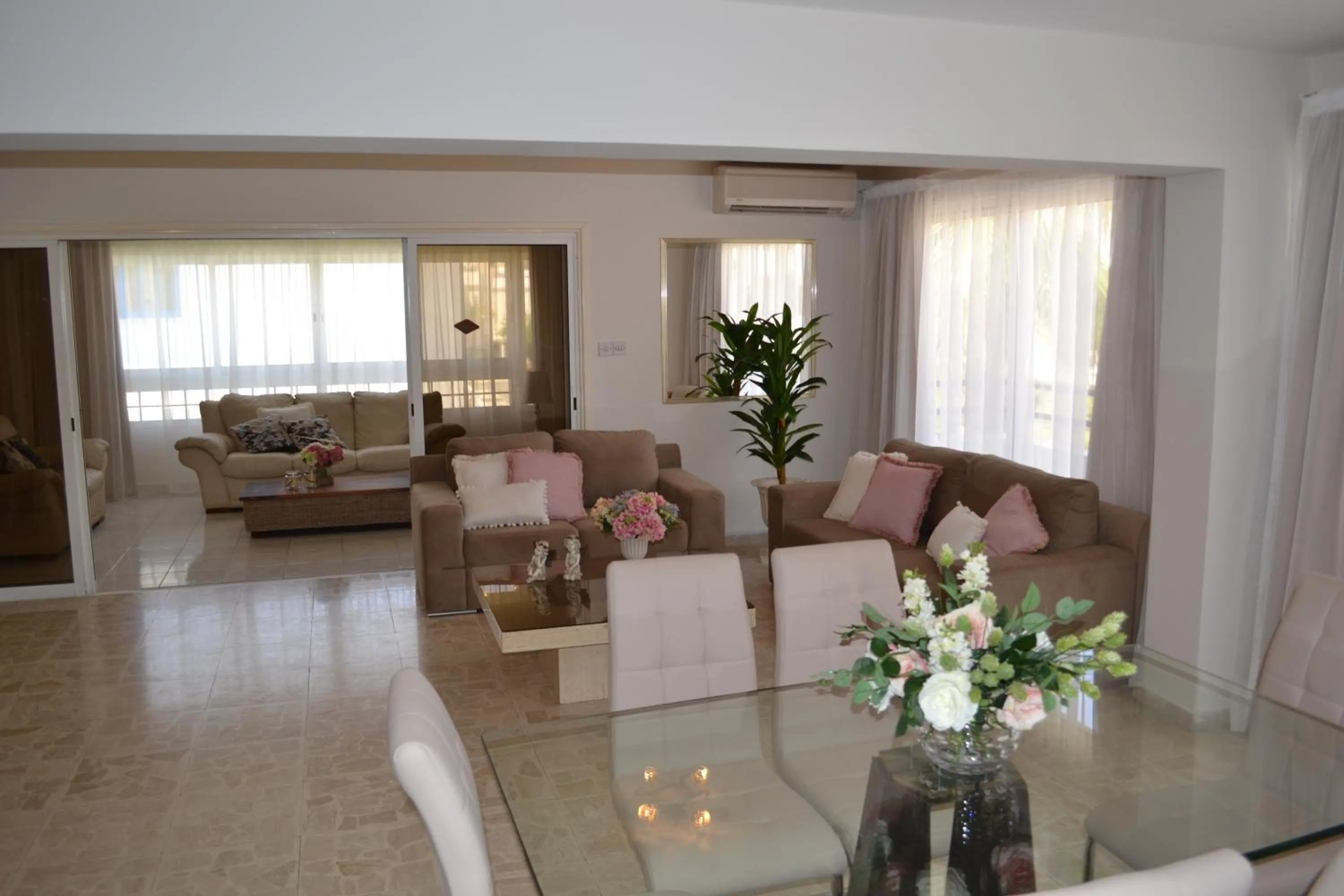 Dining area in Marianna Hotel Apartments