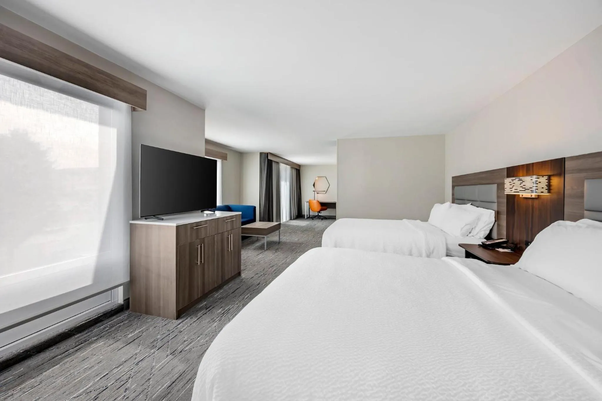 Photo of the whole room, Bed in Holiday Inn Express White House by IHG