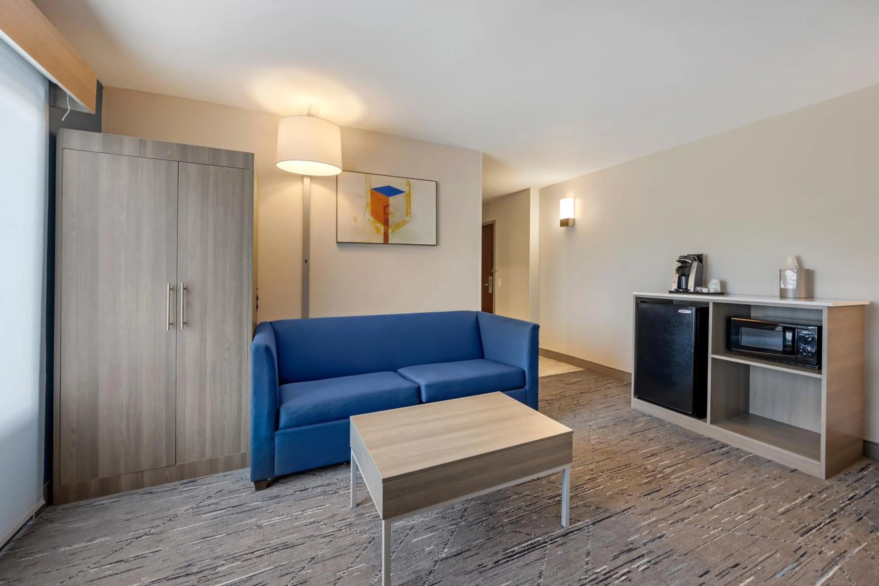 Seating area in Holiday Inn Express White House by IHG