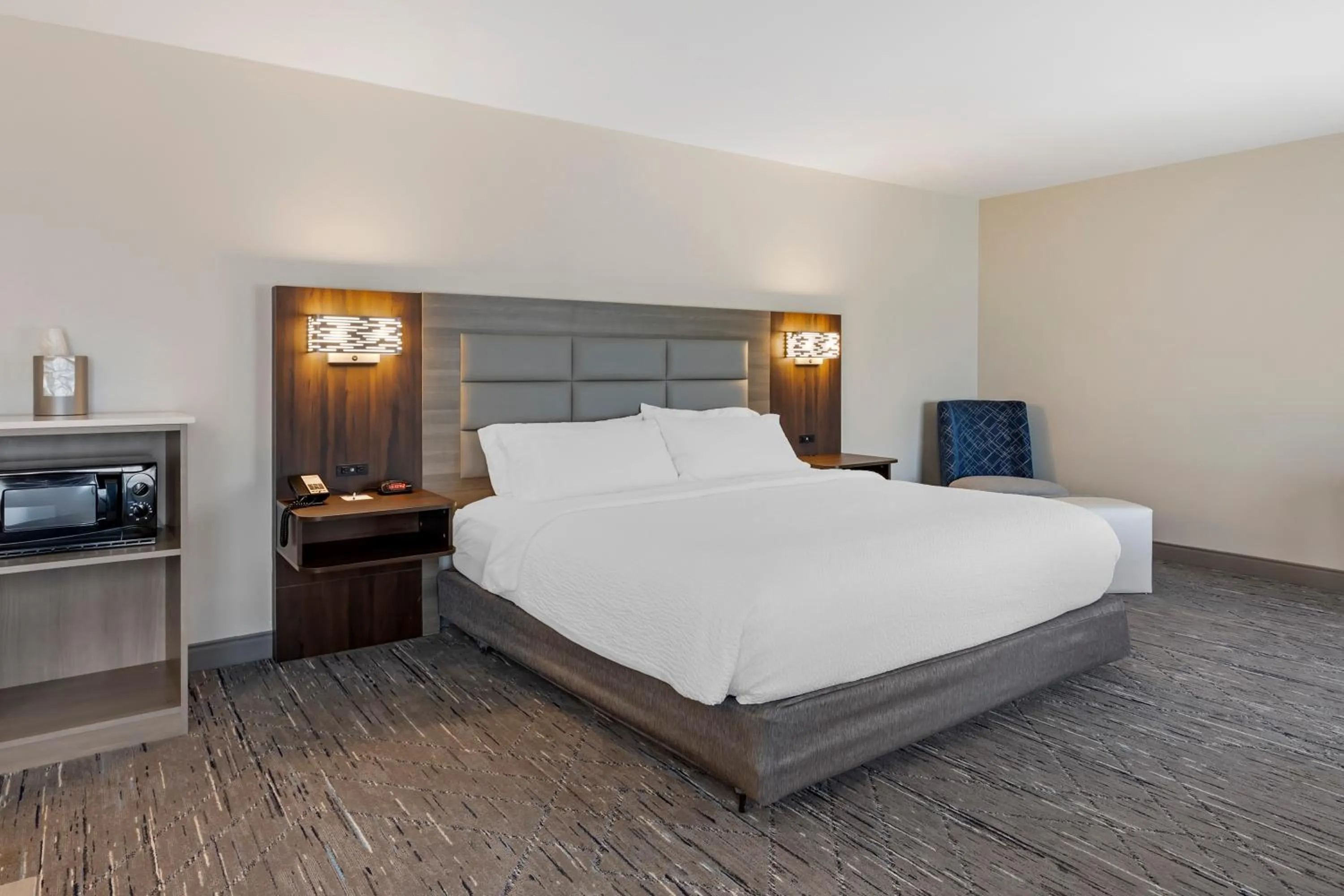 Bedroom, Bed in Holiday Inn Express White House by IHG