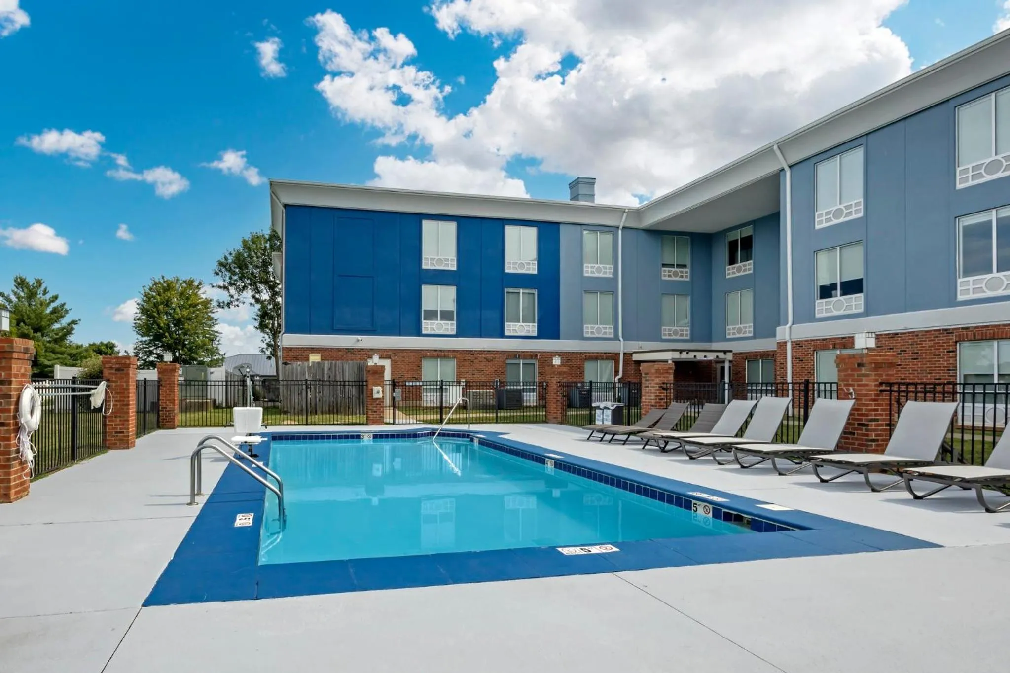 Swimming pool in Holiday Inn Express White House by IHG