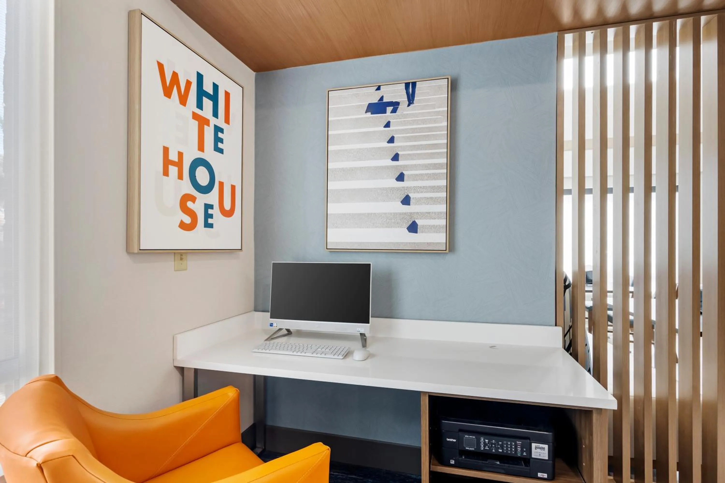 Business facilities in Holiday Inn Express White House by IHG