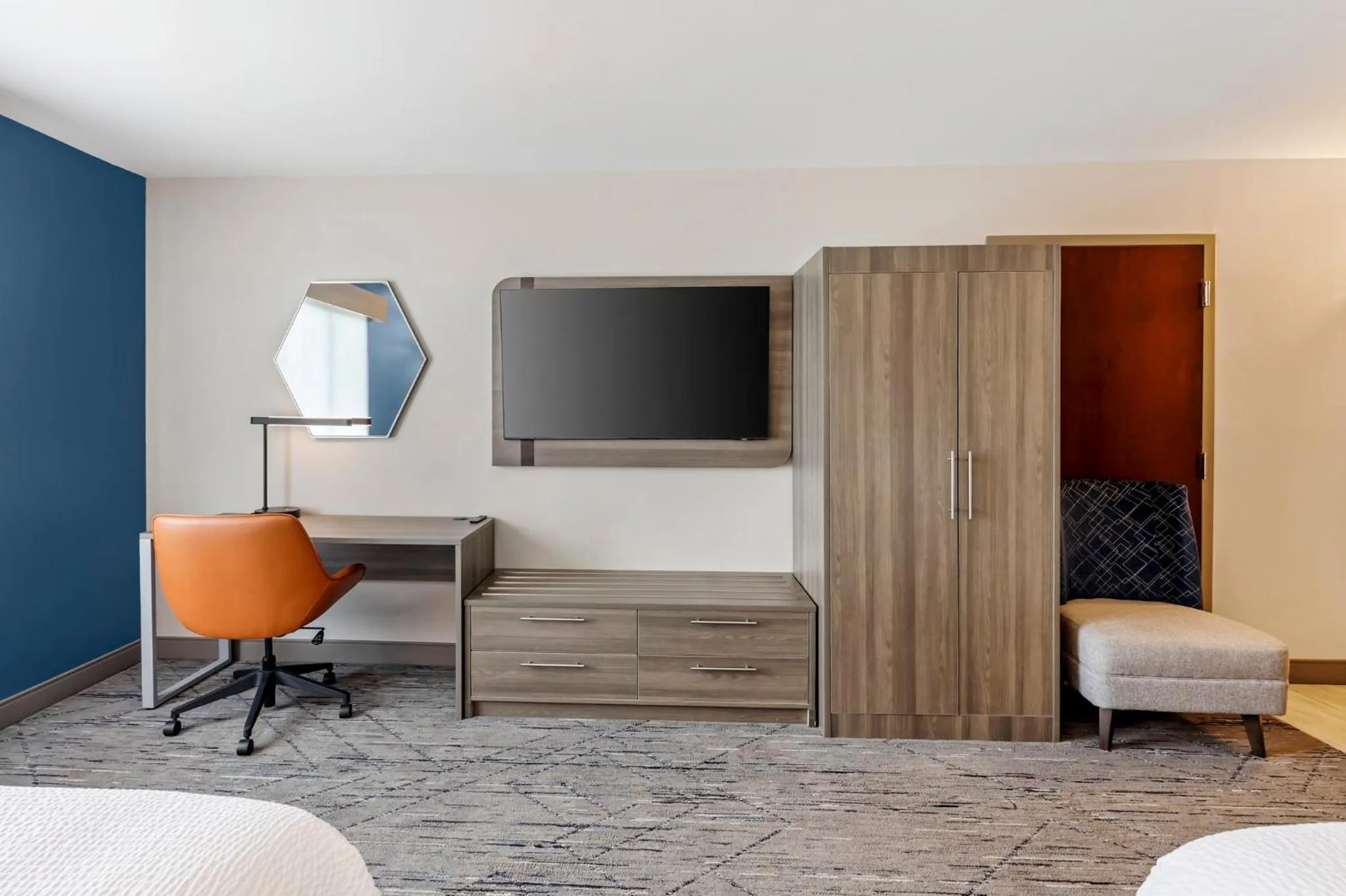 Photo of the whole room, Bed in Holiday Inn Express White House by IHG