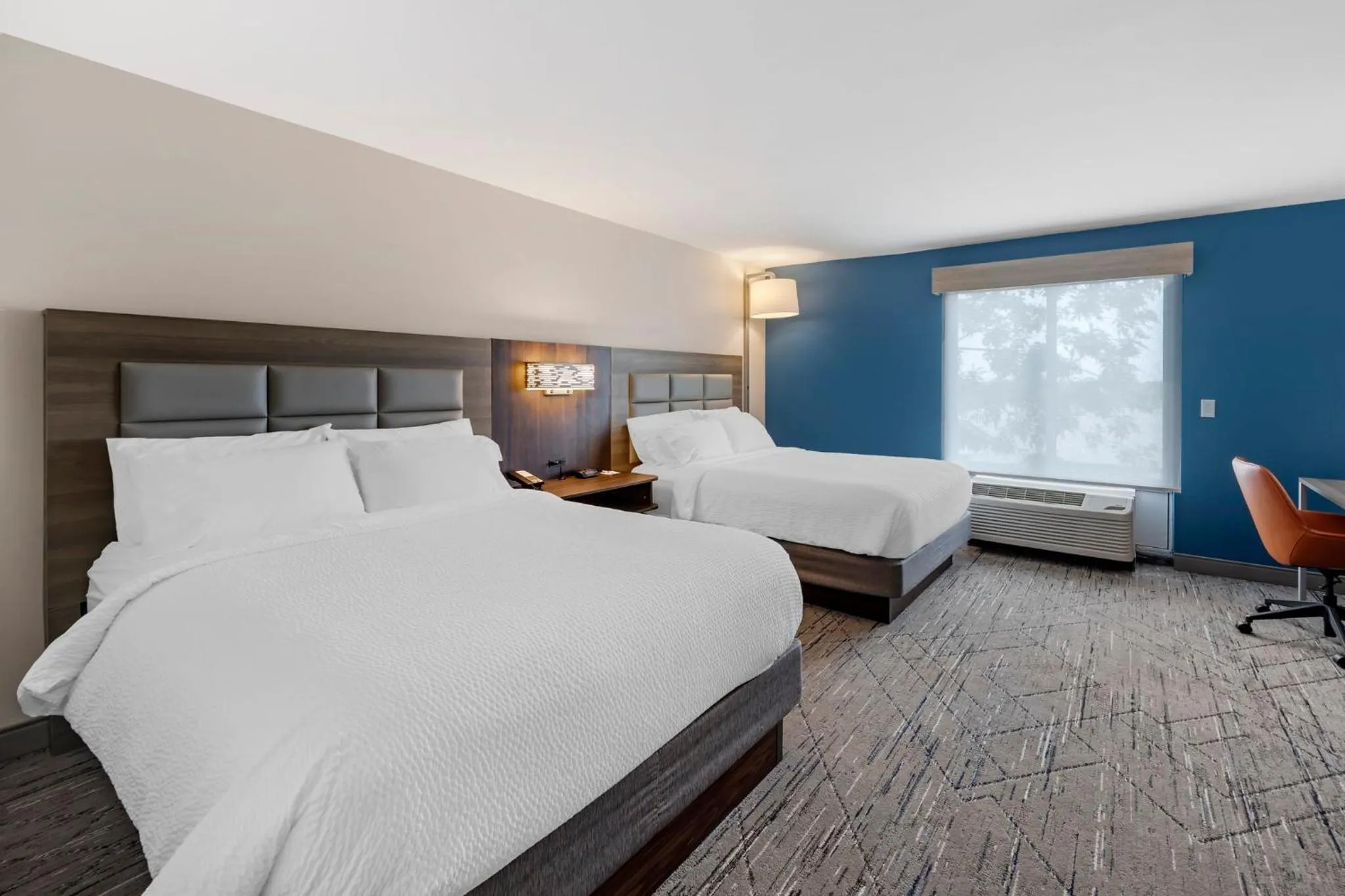 Photo of the whole room, Bed in Holiday Inn Express White House by IHG