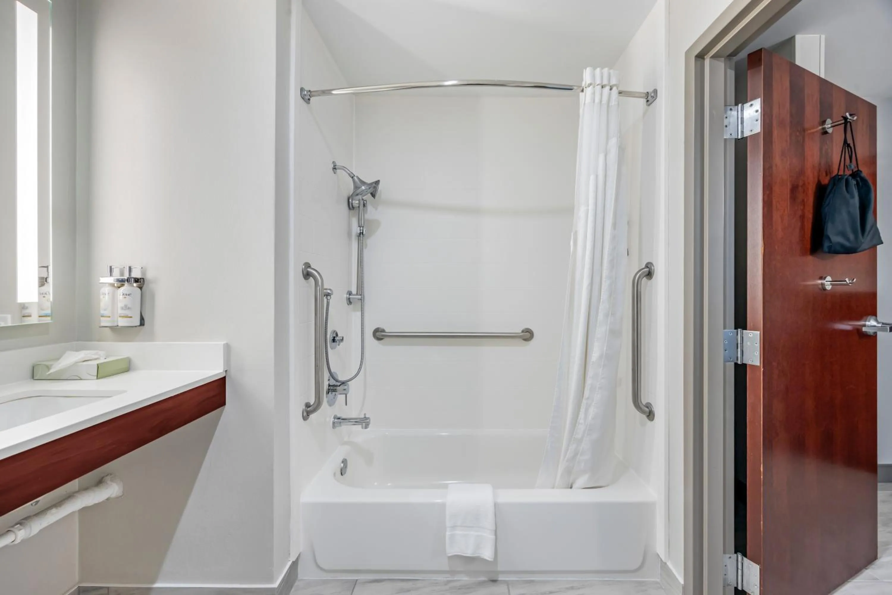 Bathroom in Holiday Inn Express White House by IHG