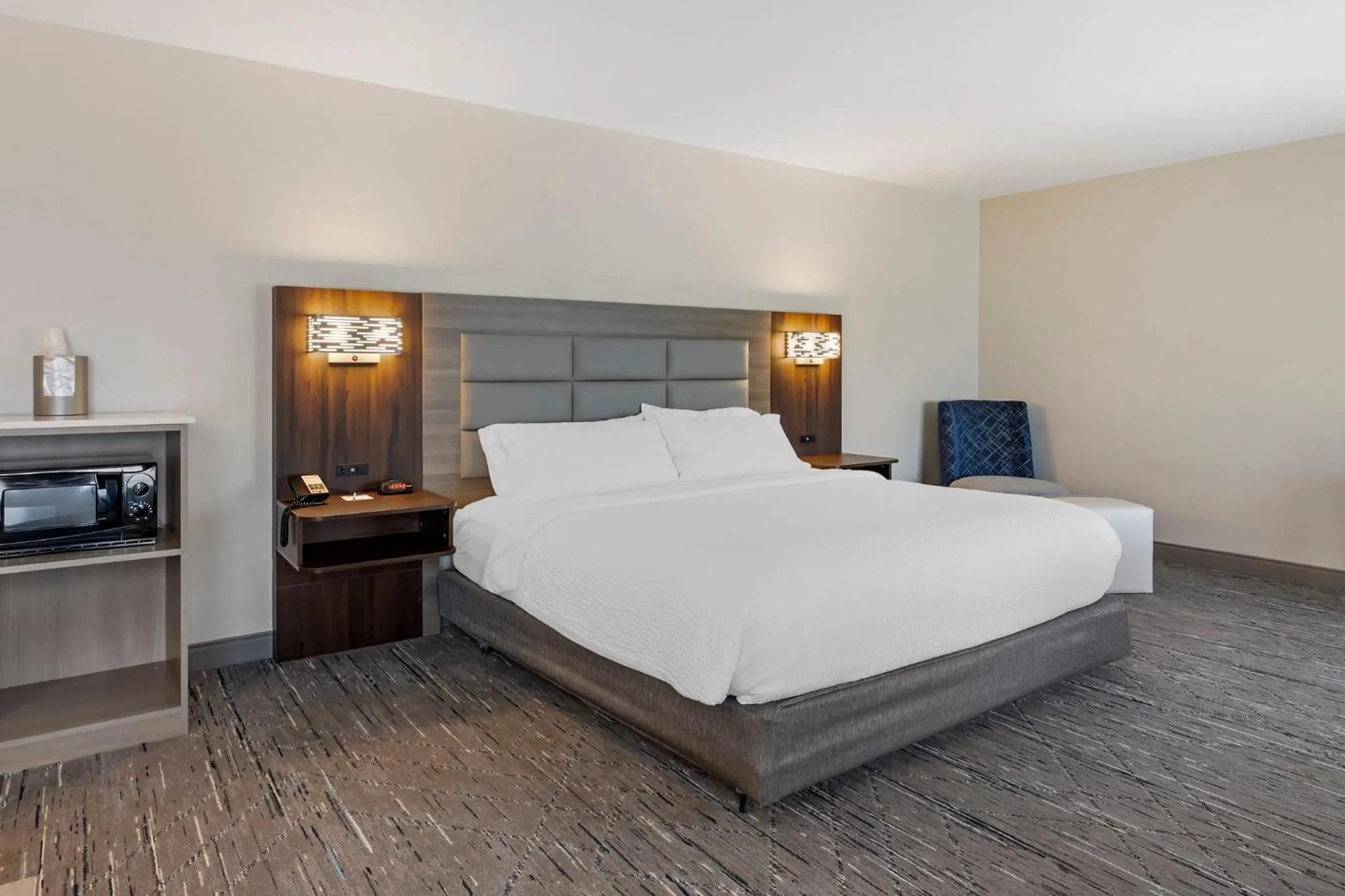 Photo of the whole room, Bed in Holiday Inn Express White House by IHG