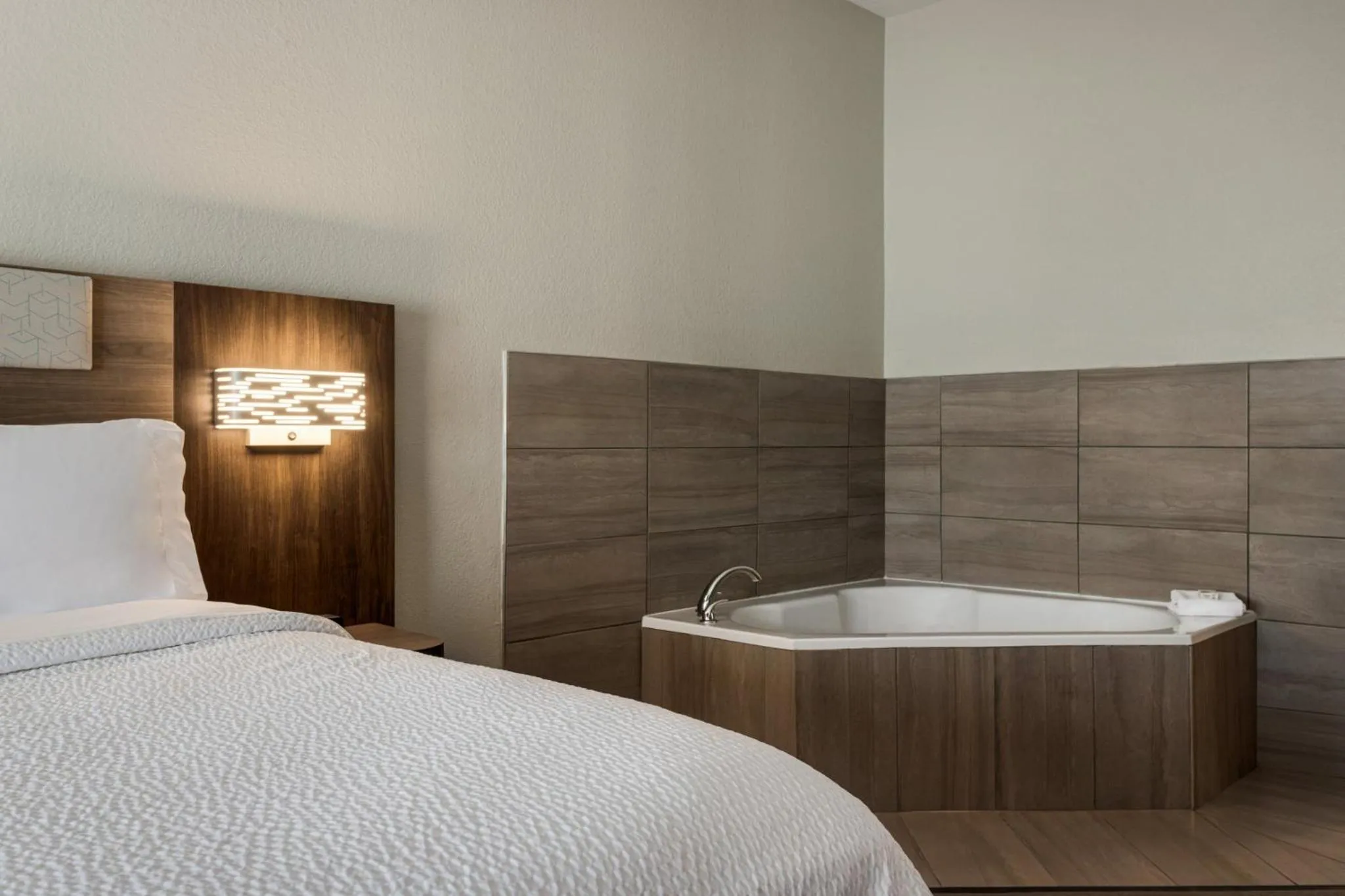 Photo of the whole room, Bed in Holiday Inn Express & Suites Forrest City by IHG