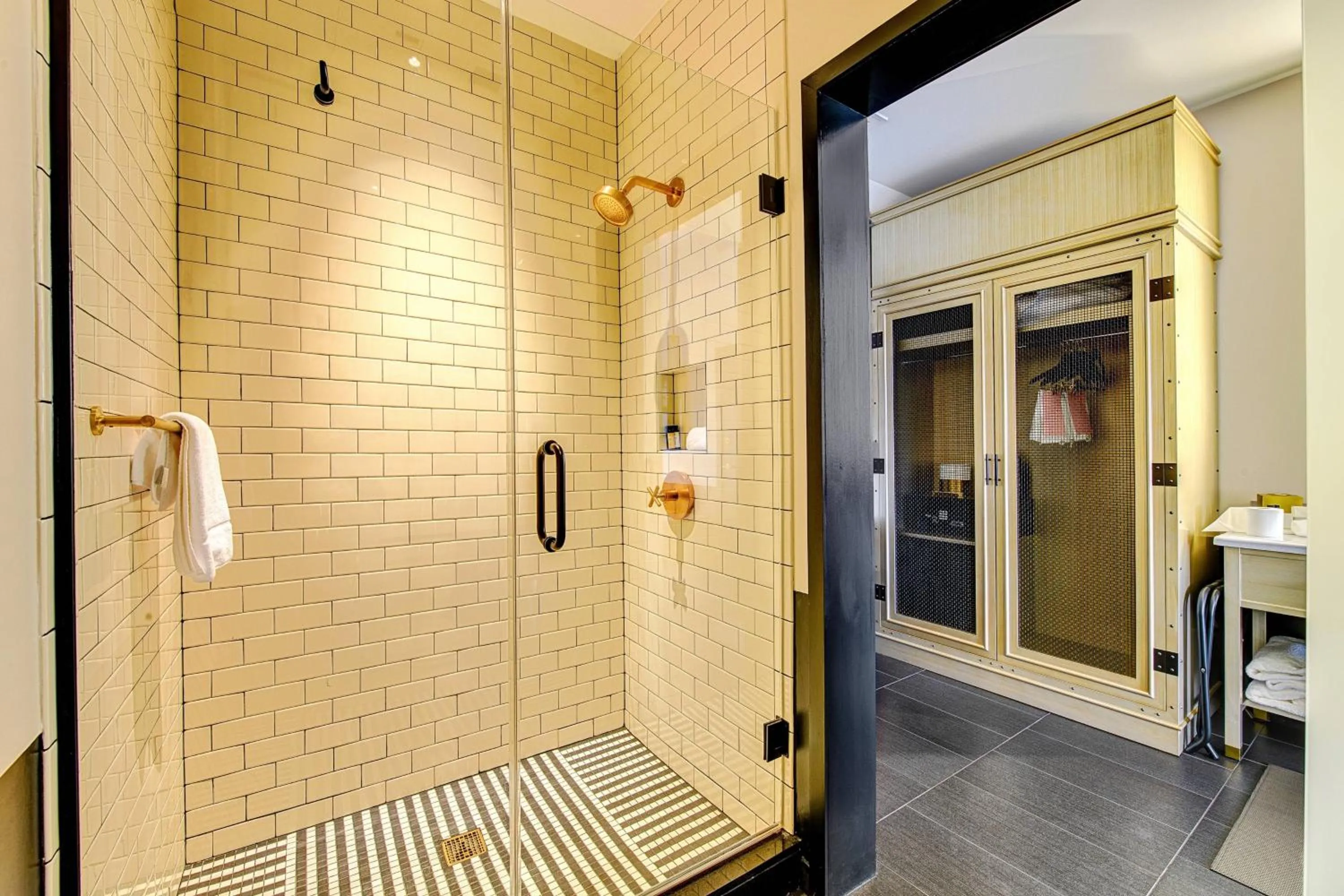 Bathroom in WATERMARK Baton Rouge, Autograph Collection