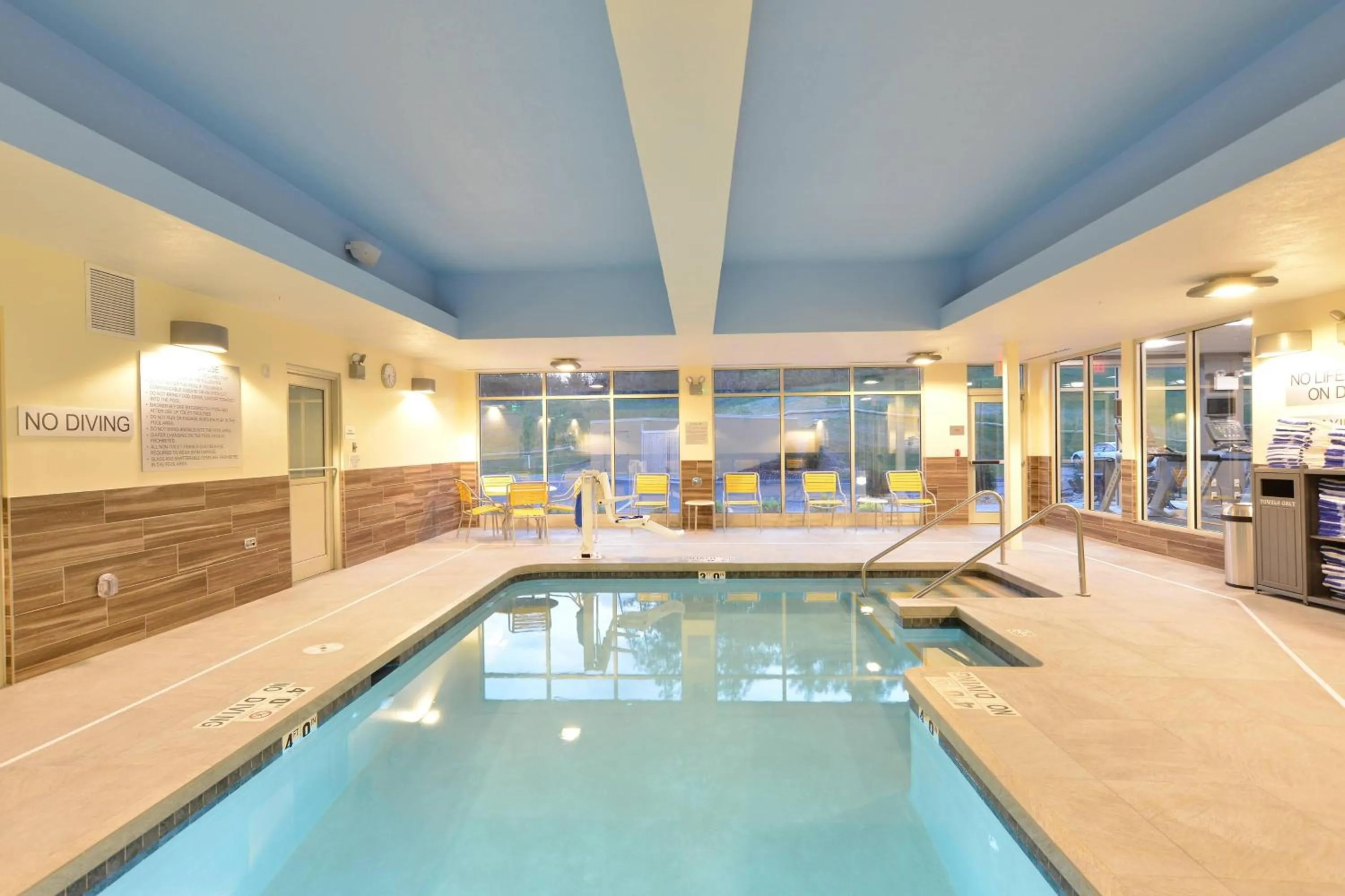 Swimming pool in Fairfield Inn & Suites by Marriott Eau Claire/Chippewa Falls