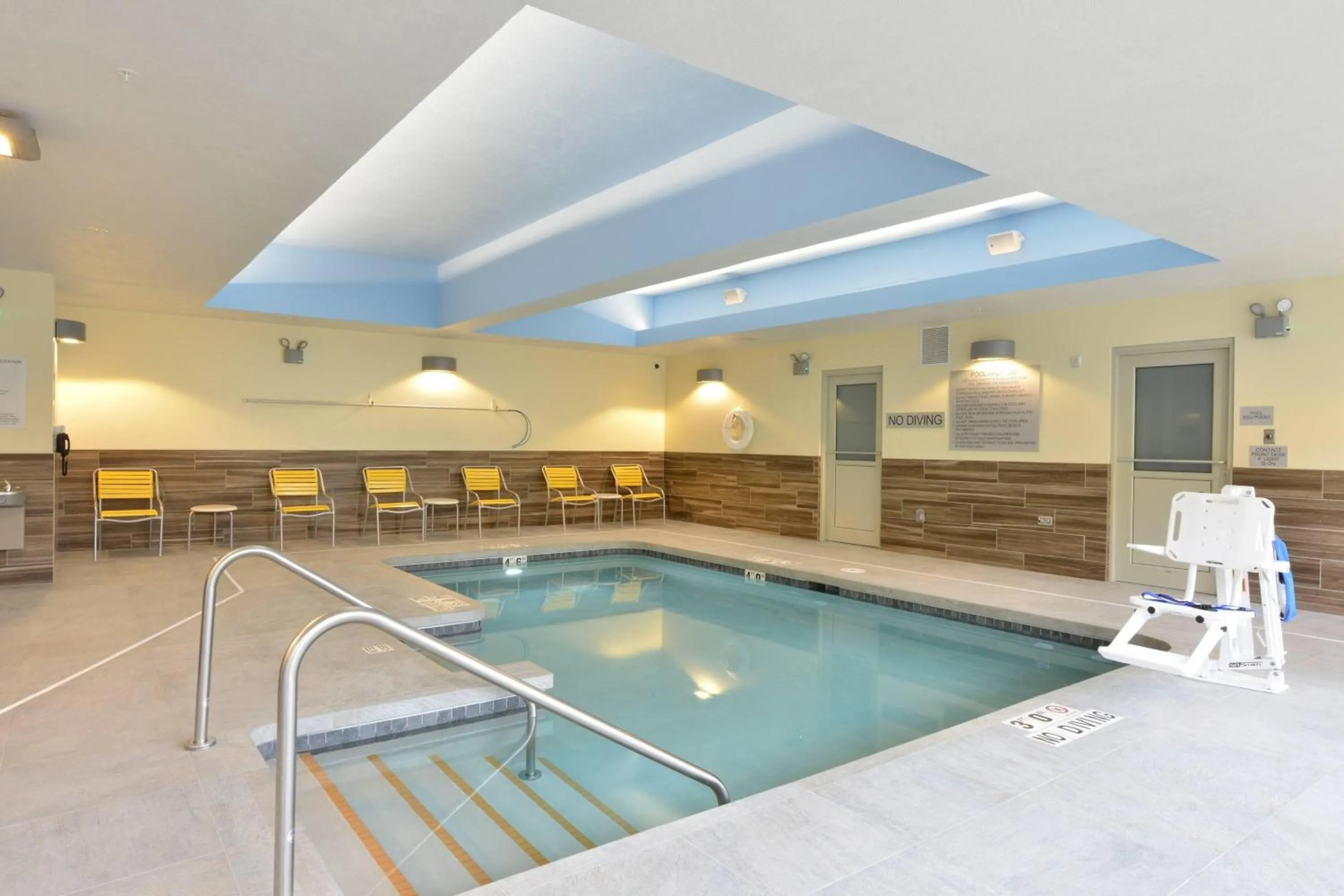 Swimming pool in Fairfield Inn & Suites by Marriott Eau Claire/Chippewa Falls