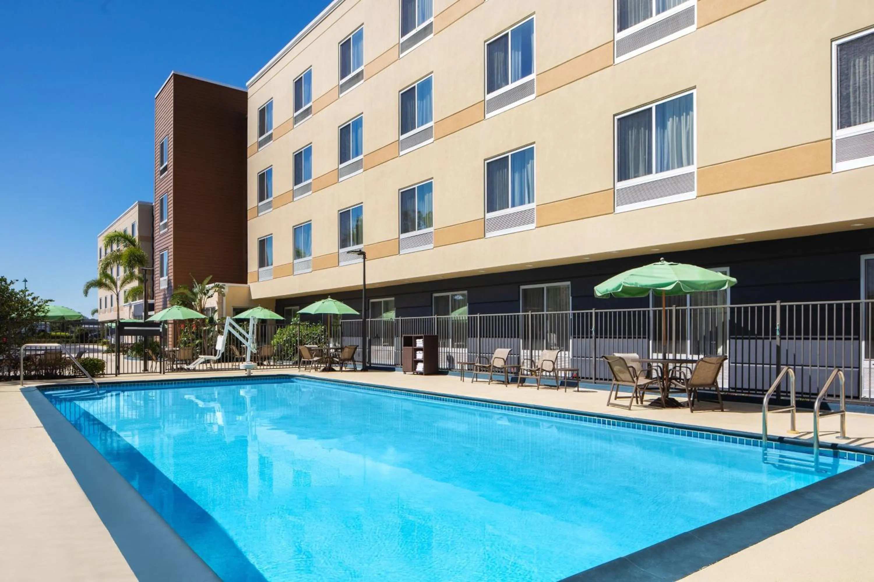 Swimming pool in Fairfield Inn & Suites by Marriott Orlando Kissimmee/Celebration