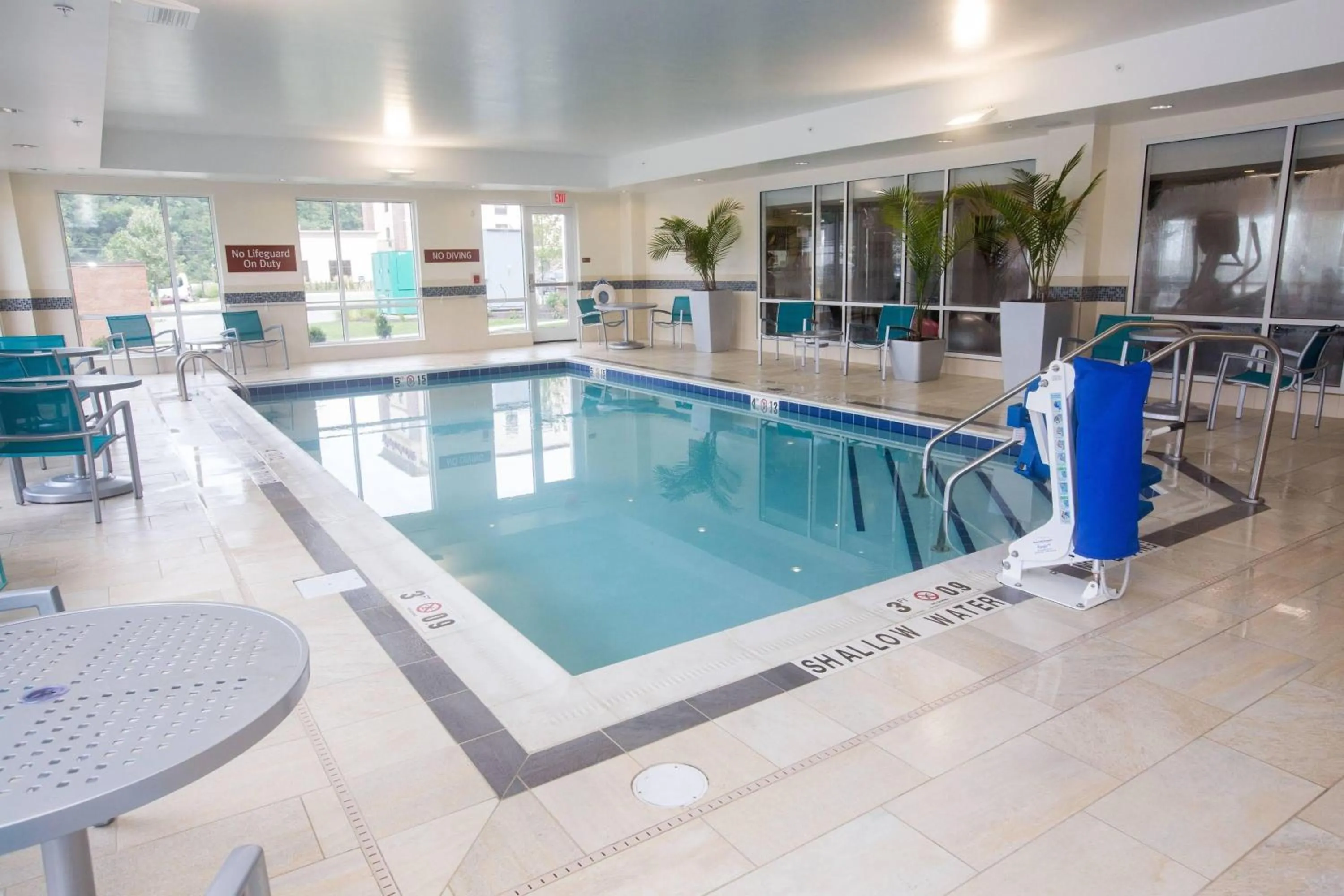 Swimming pool in TownePlace Suites by Marriott Pittsburgh Harmarville