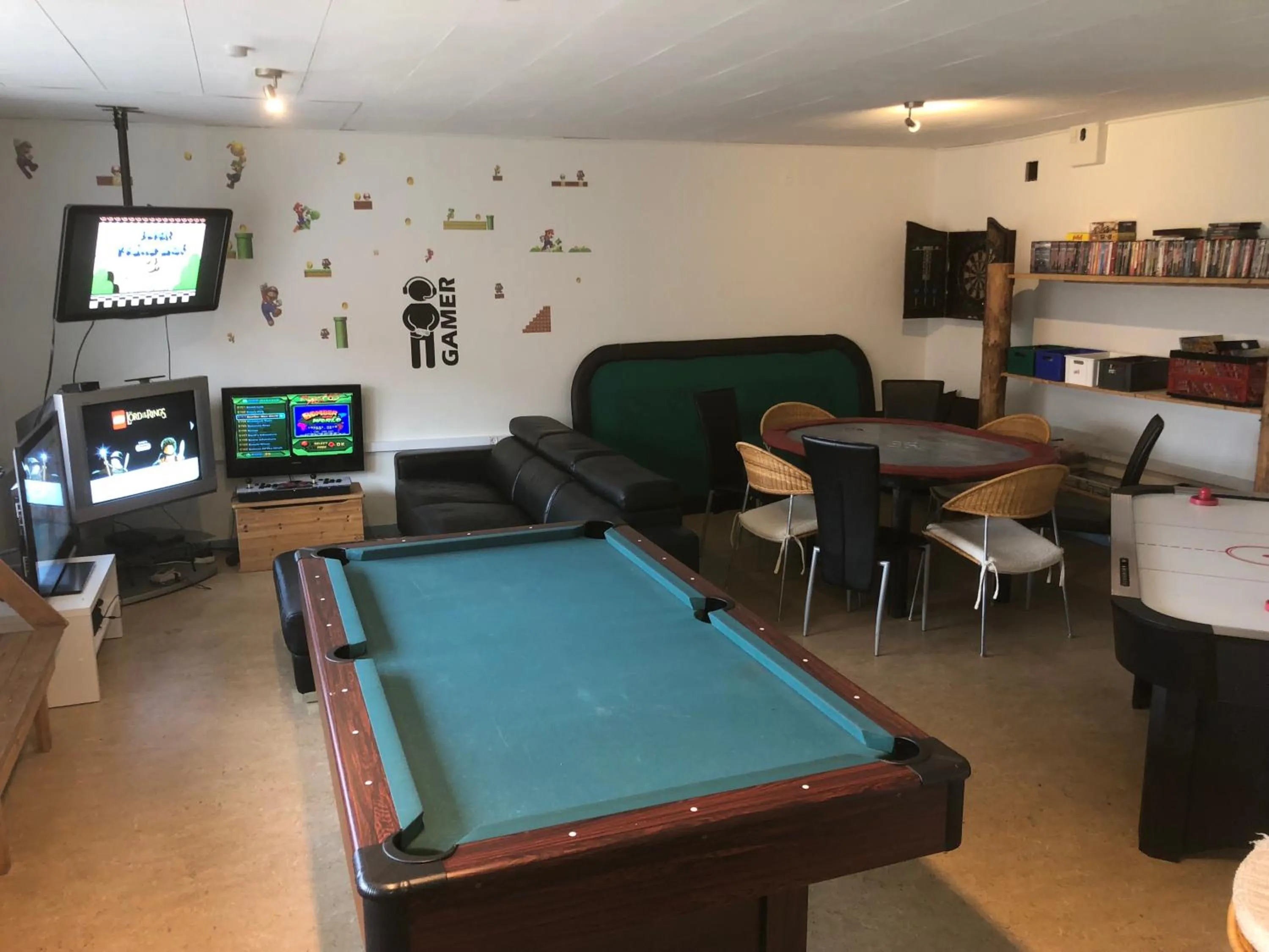 Billiard in Hestkær Family Rooms
