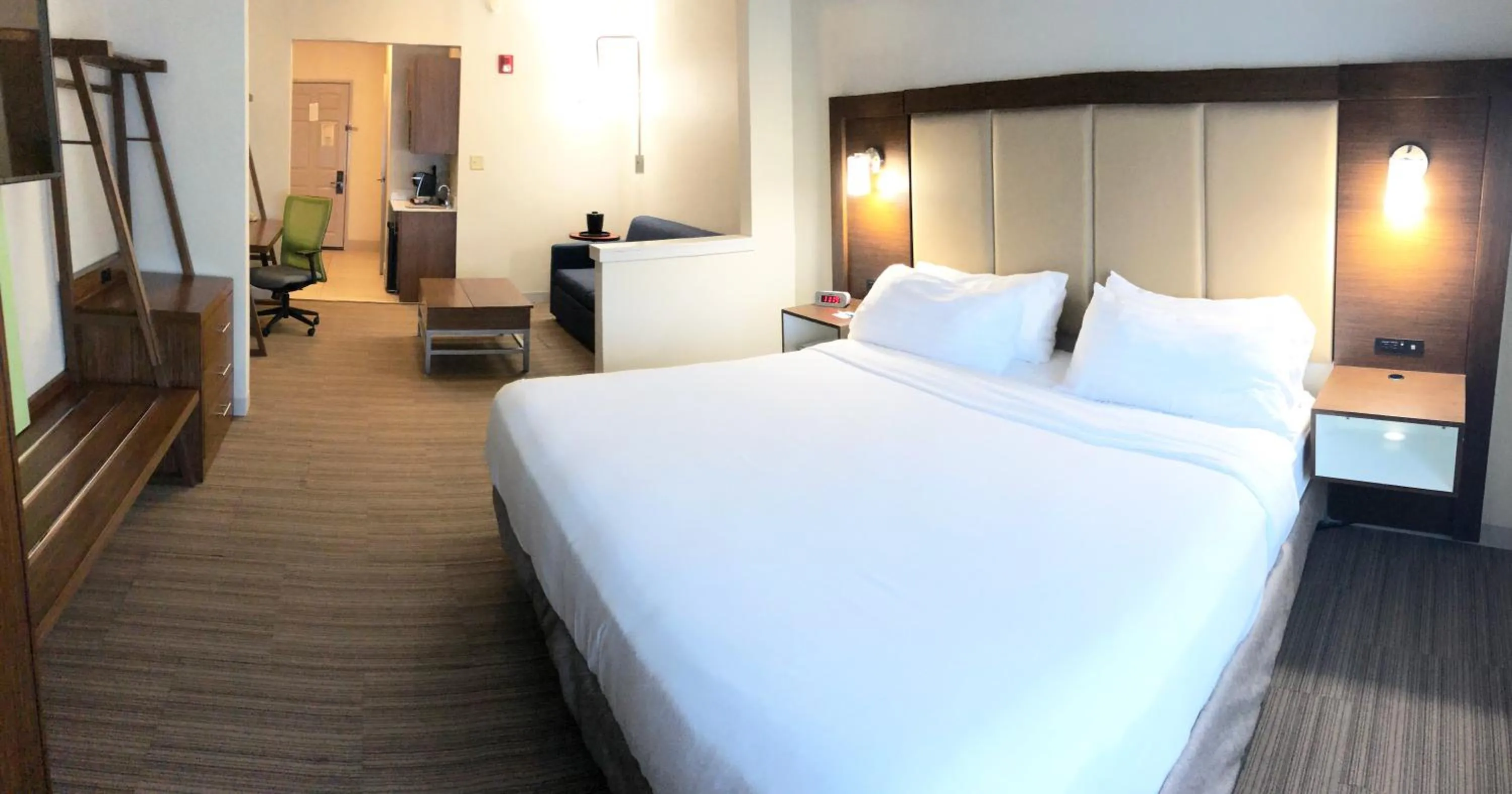 Photo of the whole room, Bed in Holiday Inn Express Hotel & Suites Greenville by IHG